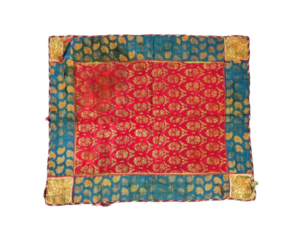 Un antico tessuto ricamato a mano della dinastia persiana iraniana Safavid, risalente al XVII secolo circa, mostra l'intricata abilità artigianale della dinastia. La sezione centrale è di colore rosso vivo, ornata da disegni floreali e uccelli