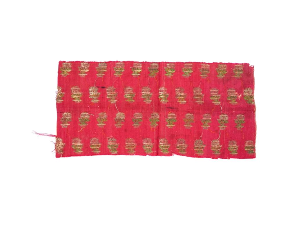 Ancien textile brodé à la main de la dynastie iranienne des Safavides, vers le XVIIe siècle. D'un rouge éclatant, il est décoré de motifs floraux dorés répétitifs. L'Iran safavide ou la Perse safavide, également appelé l'Empire safavide, est l'un
