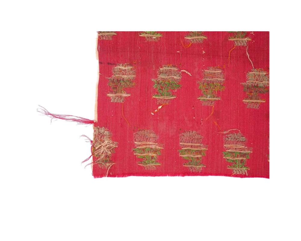 A.I.C. Antique Persian Safavid Hand Woven Textile Abîmé - En vente à New York, NY