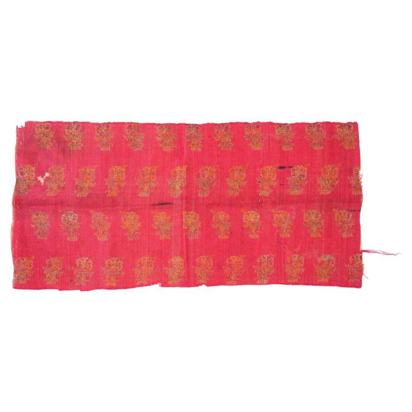 A.I.C. Antique Persian Safavid Hand Woven Textile en vente