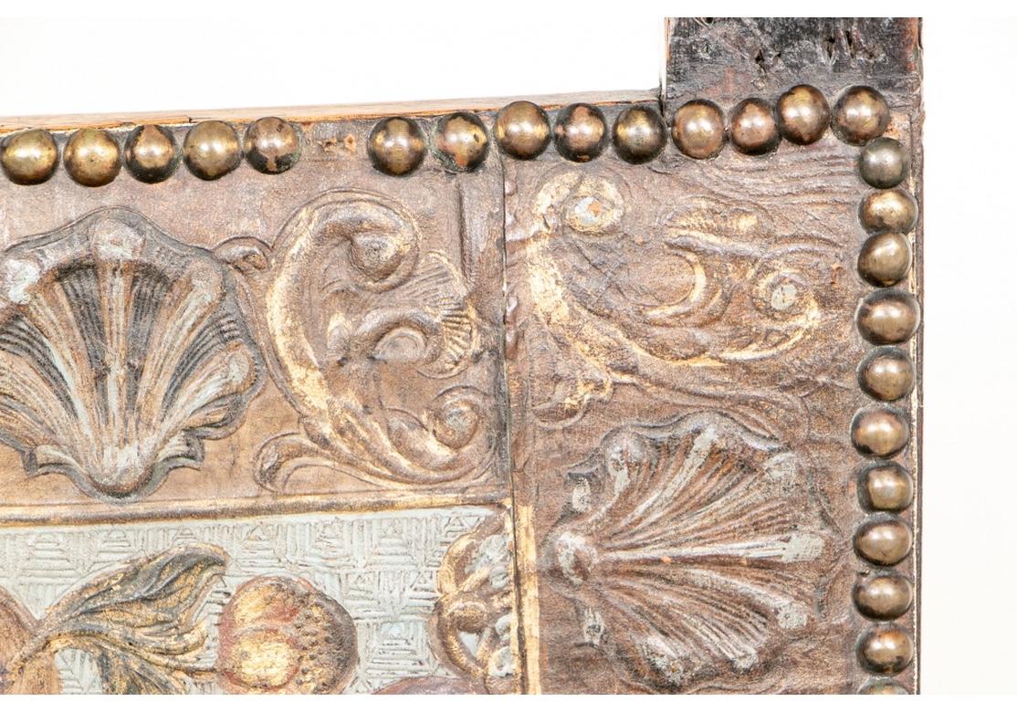 Fauteuil en noyer sculpté et cuir gaufré de la fin du XVIIe siècle en vente 3