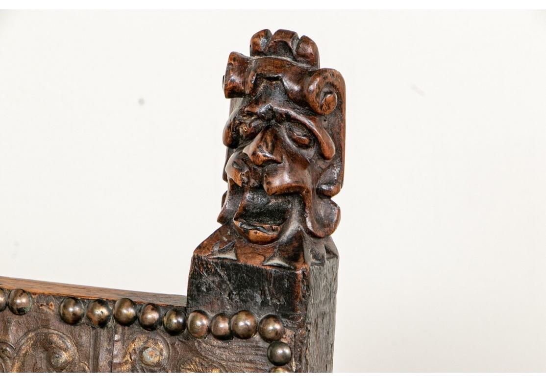 Européen Fauteuil en noyer sculpté et cuir gaufré de la fin du XVIIe siècle en vente