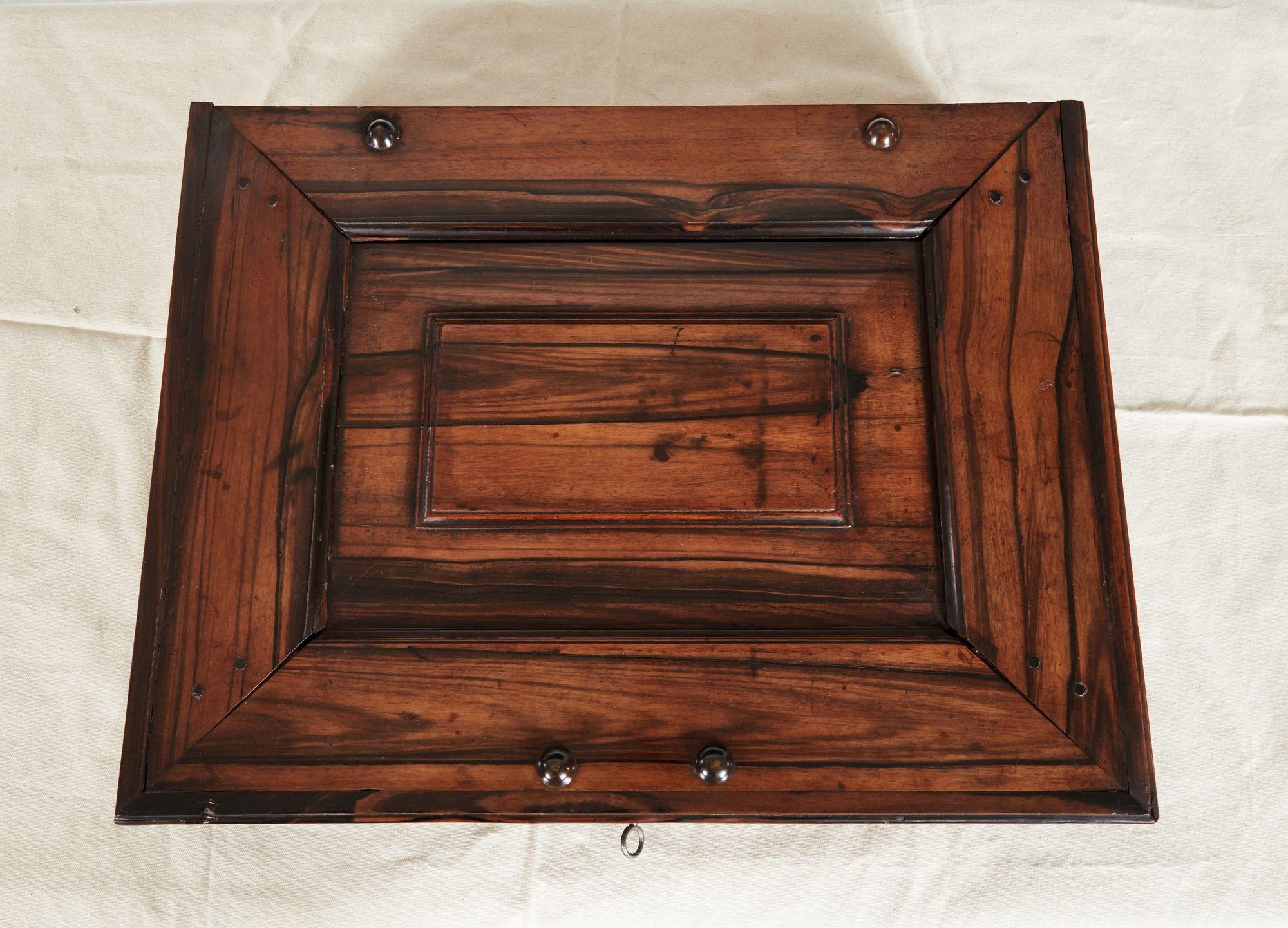 Rare coffret à documents en ébène de Macassar, datant de la fin du XVIIe siècle et de l'époque coloniale hollandaise, probablement du Sri Lanka. Le couvercle est doté d'un panneau en relief profondément mouluré, de goujons, de poignées et de