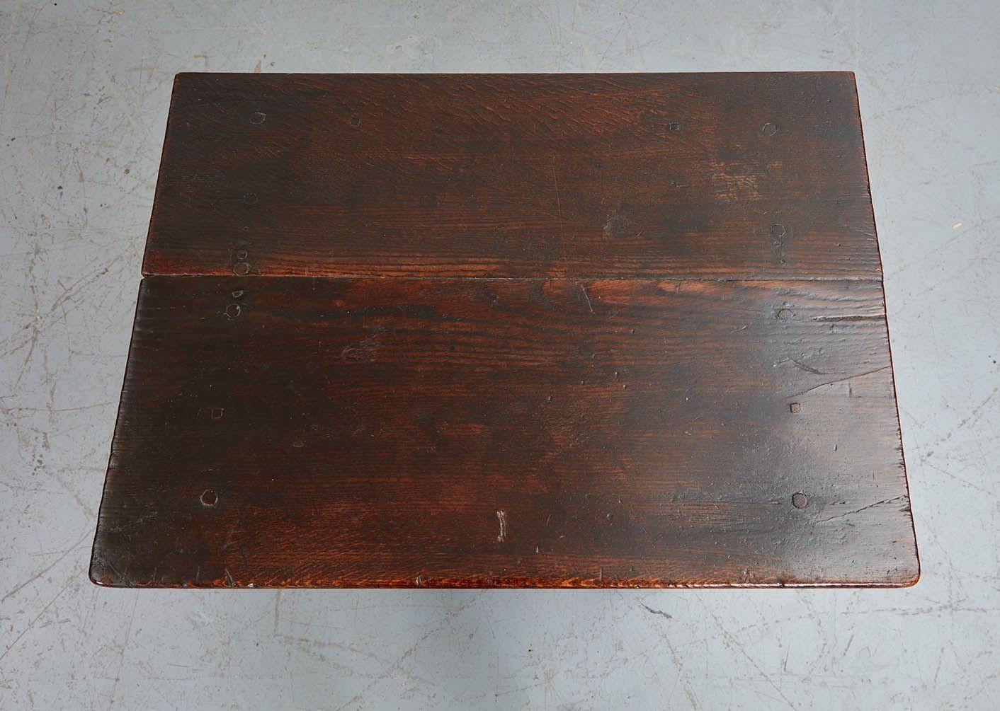 17th c. English Bog Oak Side Table In Good Condition For Sale In Greenwich, CT
