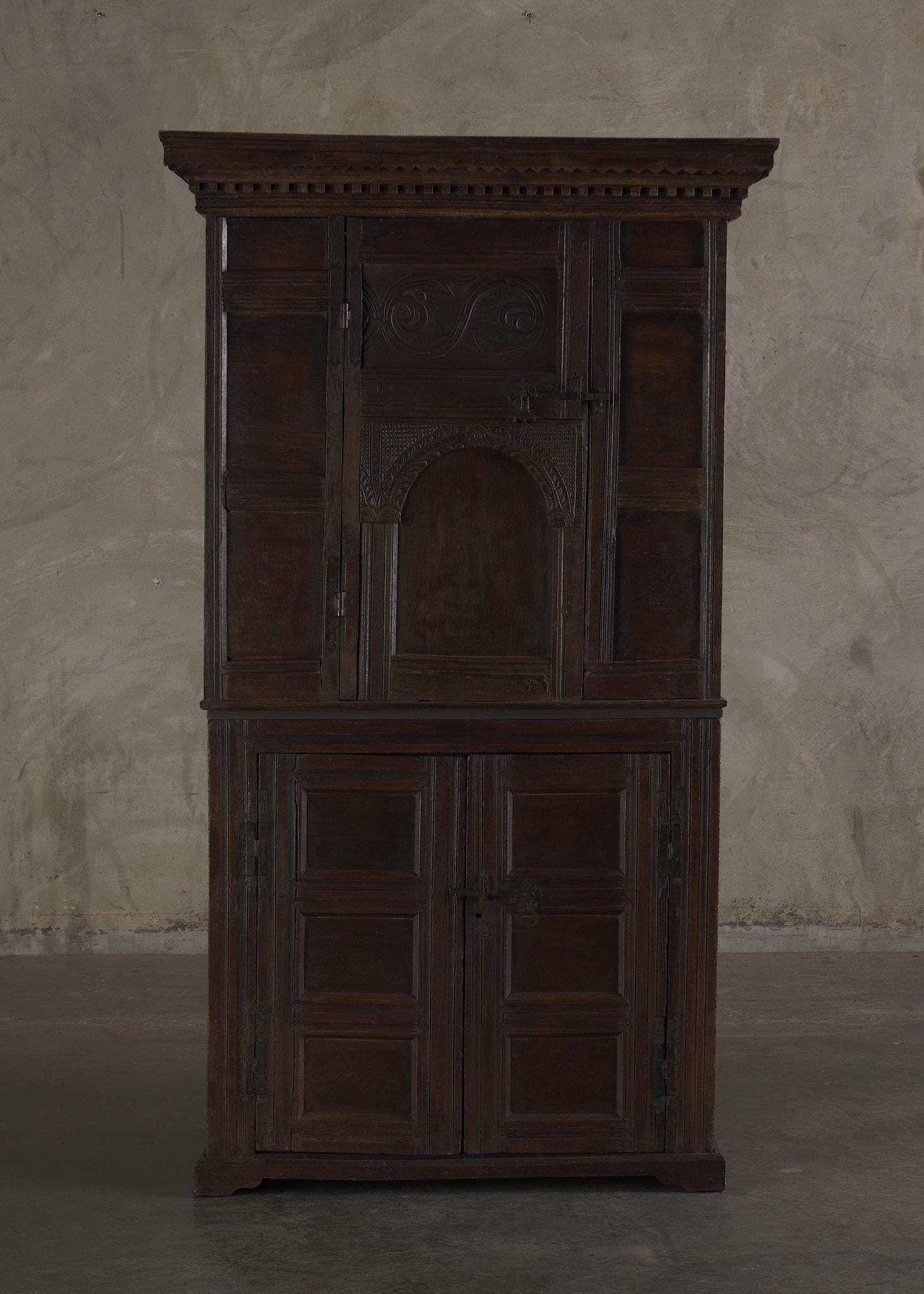 A fine example of 17th-century English craftsmanship, this piece embodies both durability and timeless appeal.