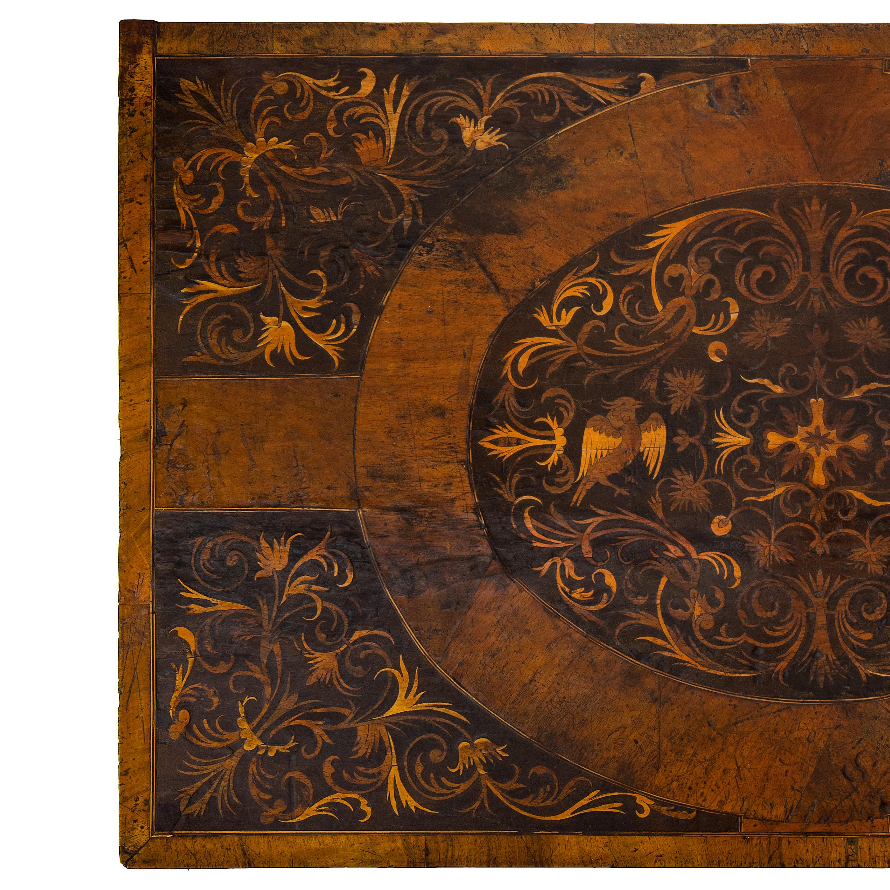 XVII sec. Commodo inglese William & Mary in legno di noce e intarsio di alghe d'ebano in vendita 5