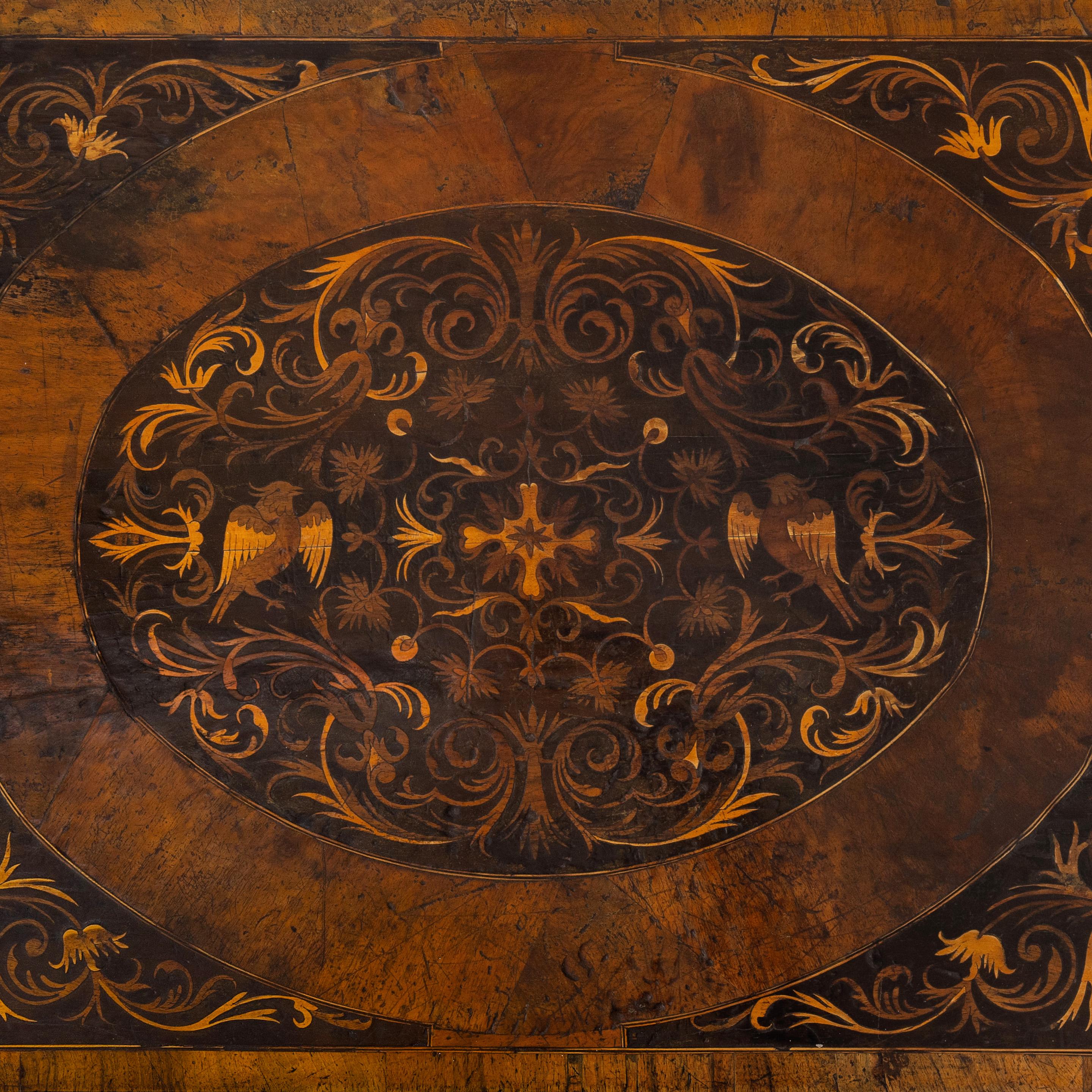 XVII sec. Commodo inglese William & Mary in legno di noce e intarsio di alghe d'ebano in vendita 6