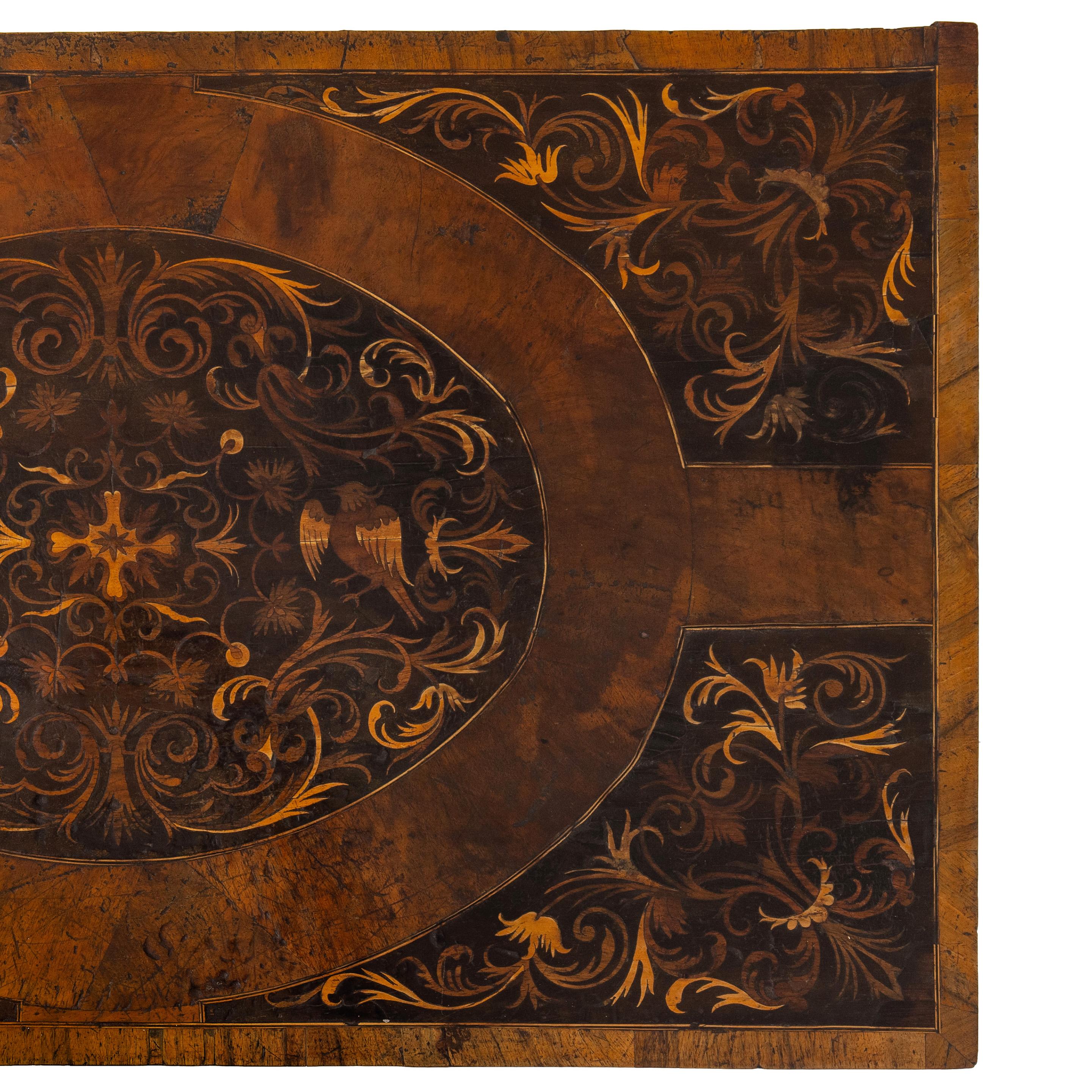XVII sec. Commodo inglese William & Mary in legno di noce e intarsio di alghe d'ebano in vendita 7