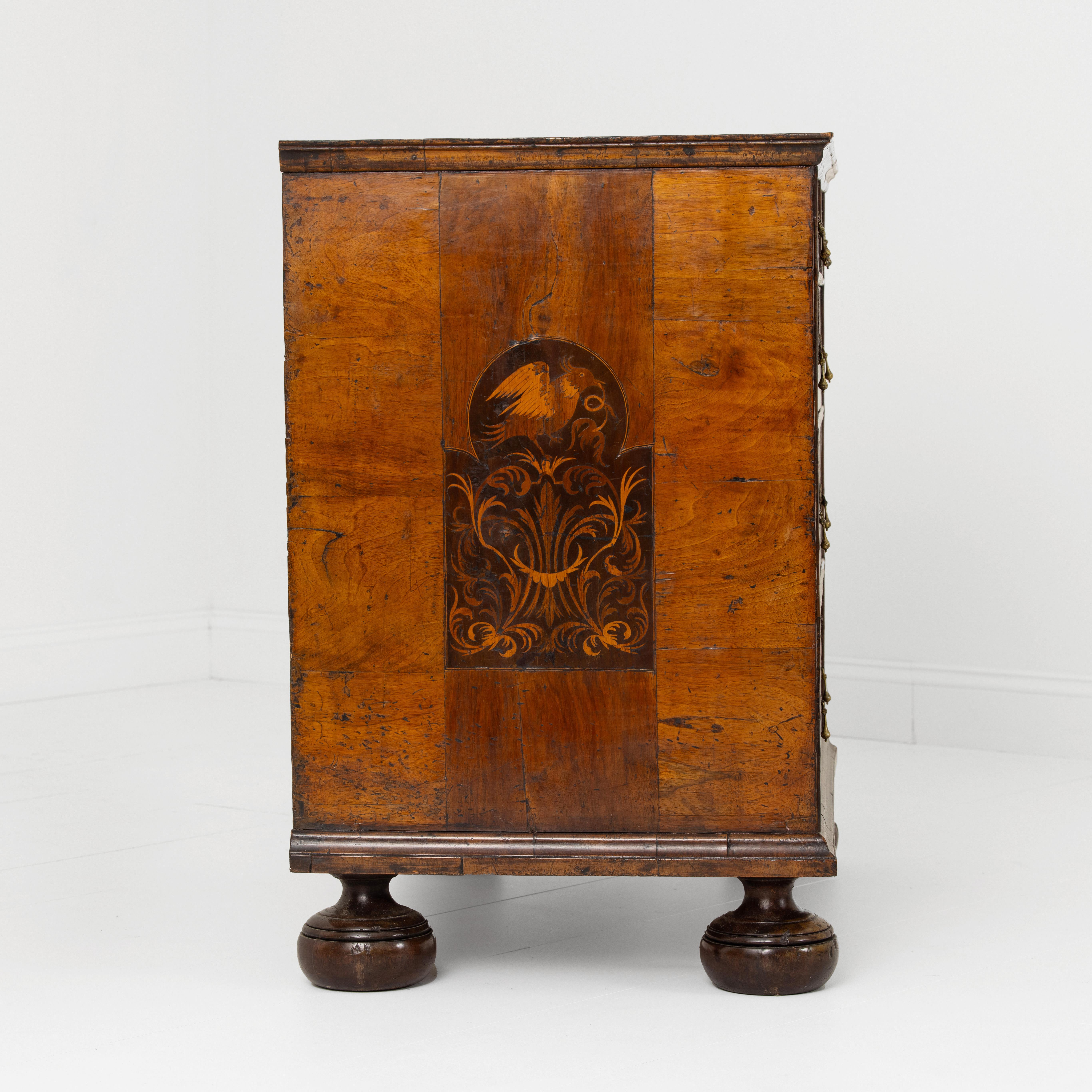 Ottone XVII sec. Commodo inglese William & Mary in legno di noce e intarsio di alghe d'ebano in vendita