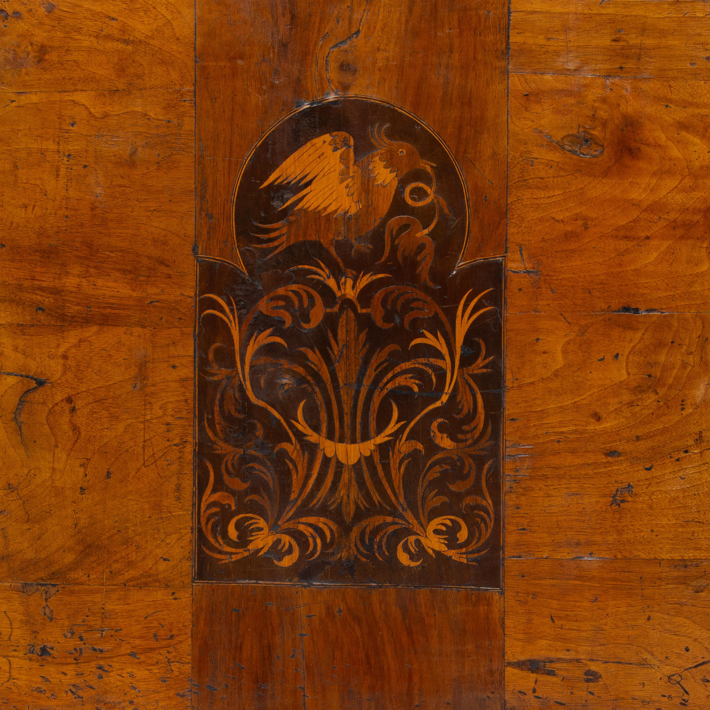 XVII sec. Commodo inglese William & Mary in legno di noce e intarsio di alghe d'ebano in vendita 1
