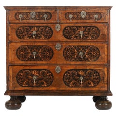 XVII sec. Commodo inglese William & Mary in legno di noce e intarsio di alghe d'ebano