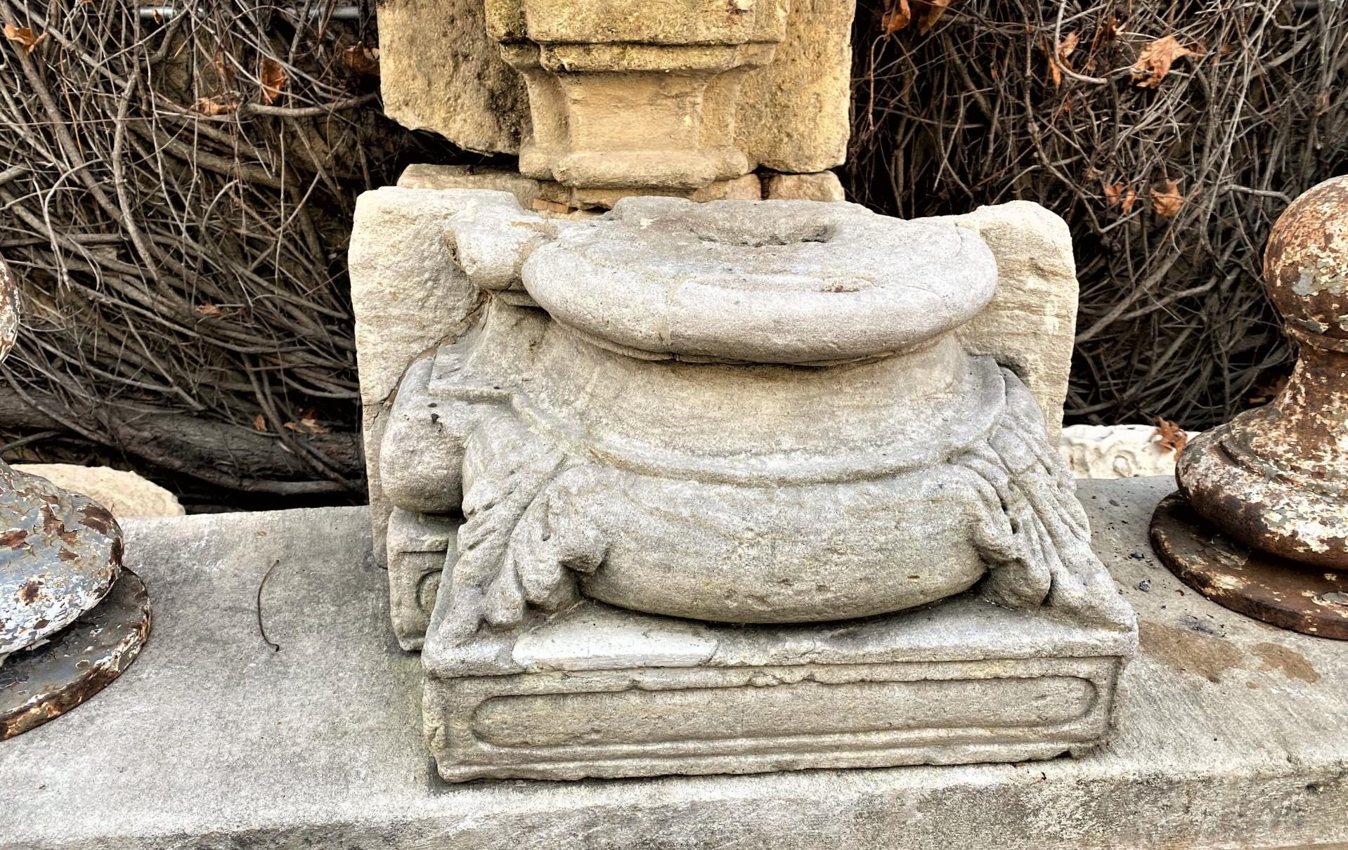 Renaissance Sculpture en pierre sculptée à la main Colonne Base Pedestal Butée de porte Elément décoratif LA en vente