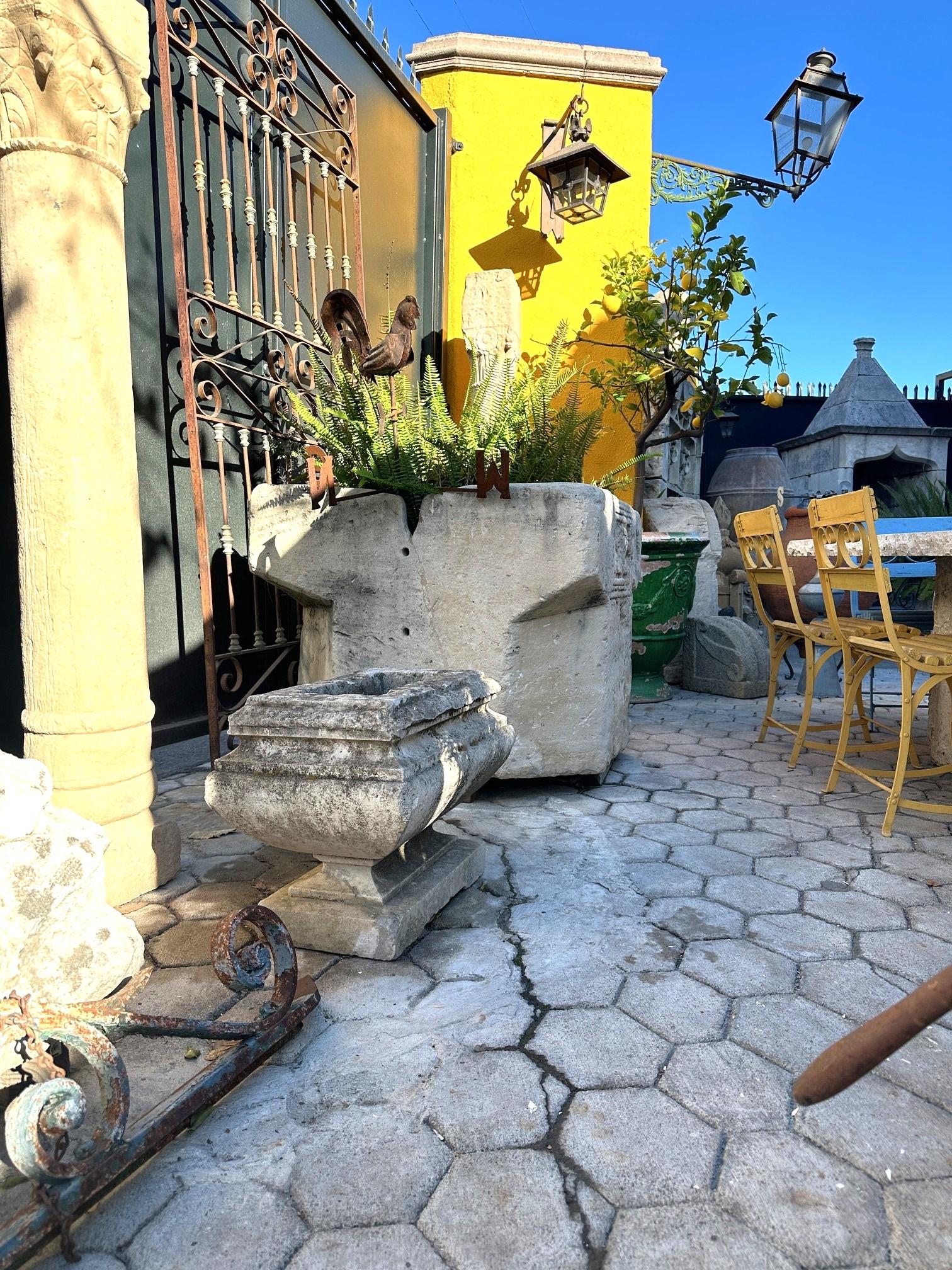 Jardinera de piedra tallada a mano del s. XVII Pieza central de antigüedades decorativas LA en venta 7