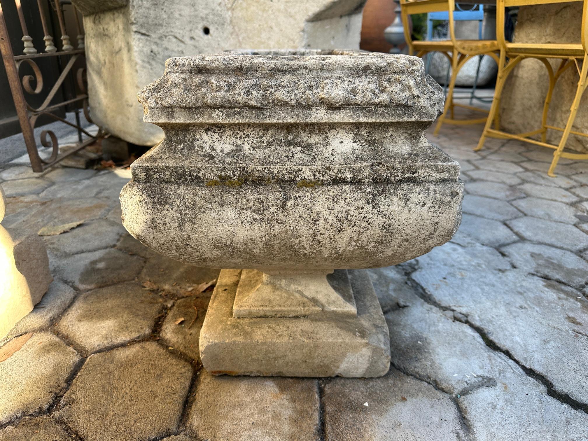 Jardinera de piedra tallada a mano del s. XVII Pieza central de antigüedades decorativas LA en venta 8