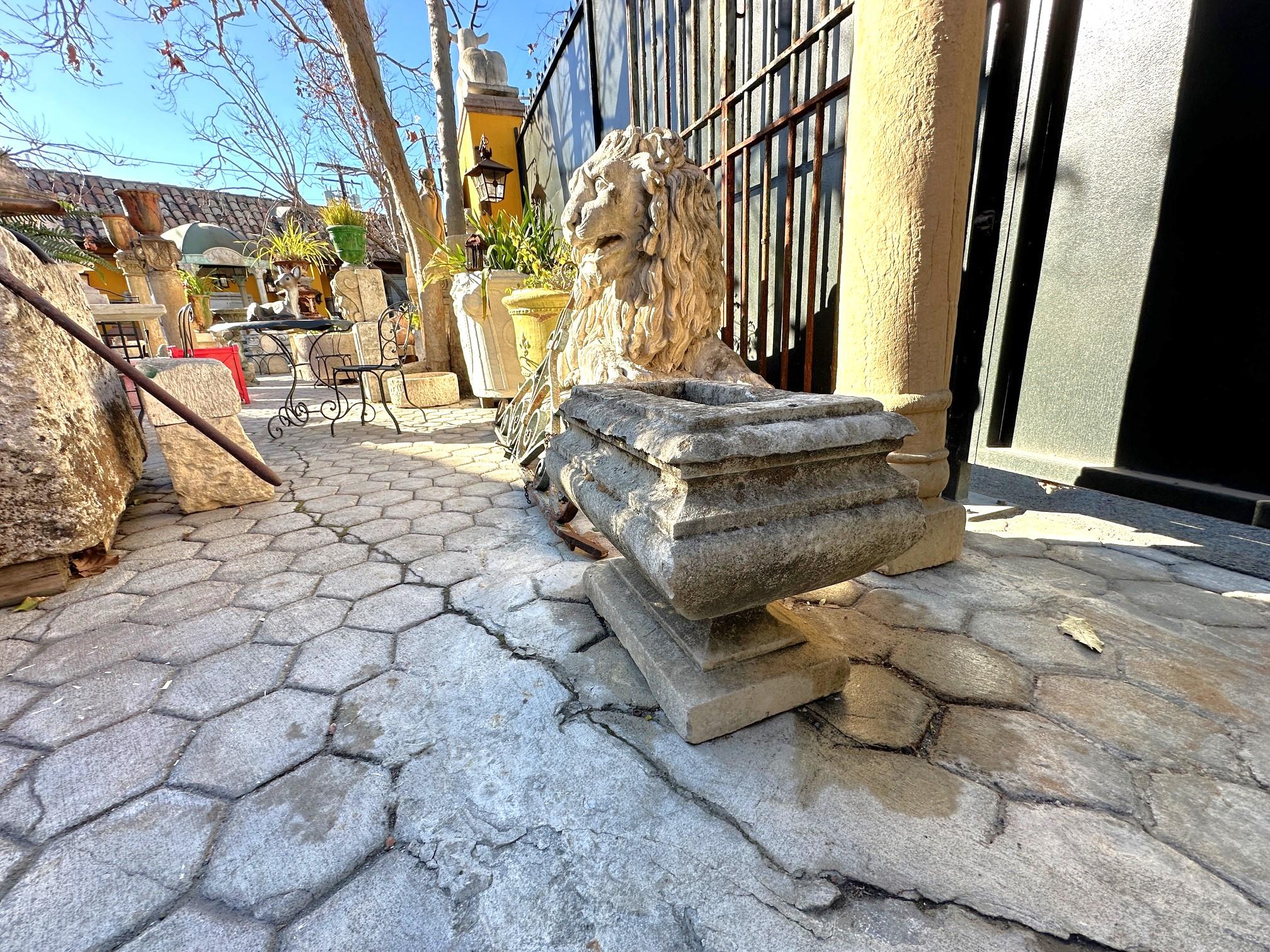 Jardinera de piedra tallada a mano del s. XVII Pieza central de antigüedades decorativas LA en venta 10
