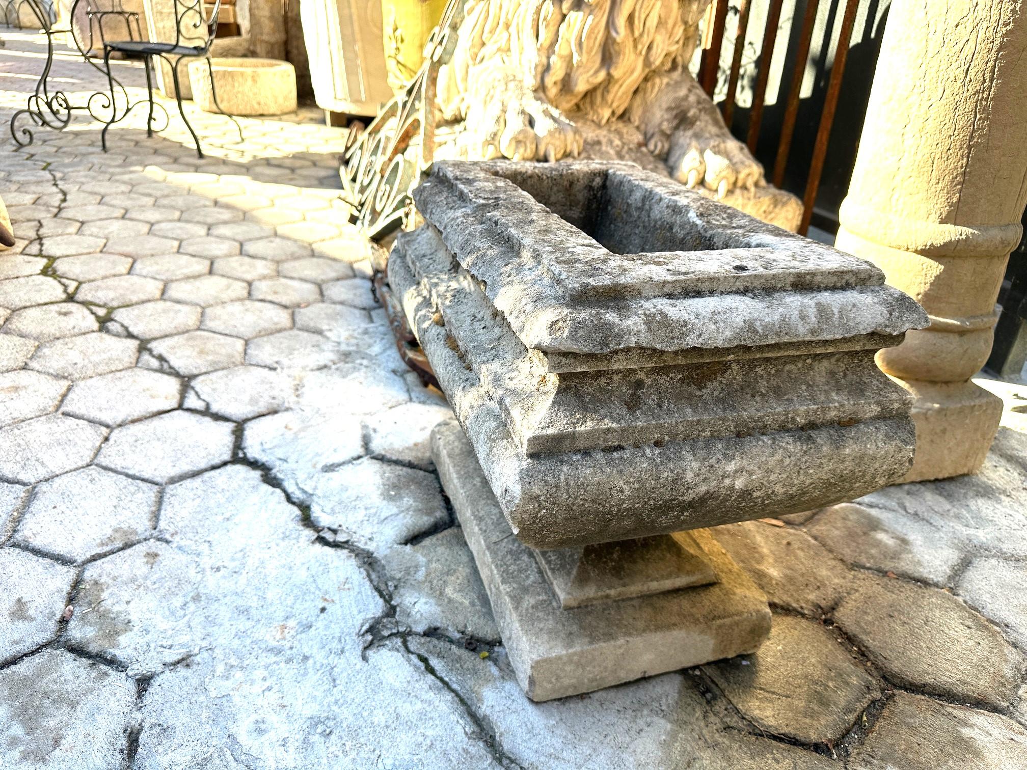 Jardinera de piedra tallada a mano del s. XVII Pieza central de antigüedades decorativas LA en venta 11