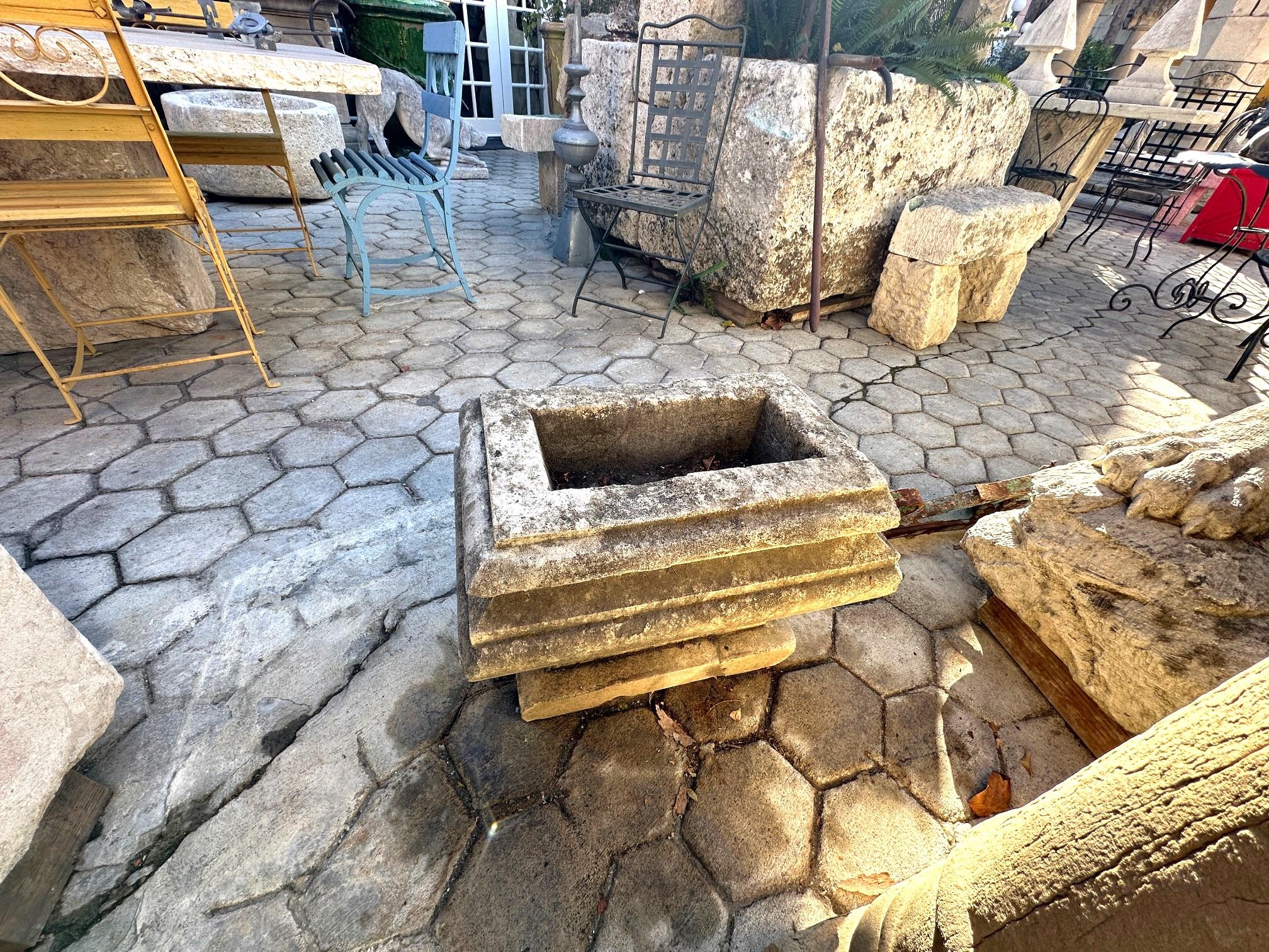 Jardinera de piedra tallada a mano del s. XVII Pieza central de antigüedades decorativas LA en venta 12