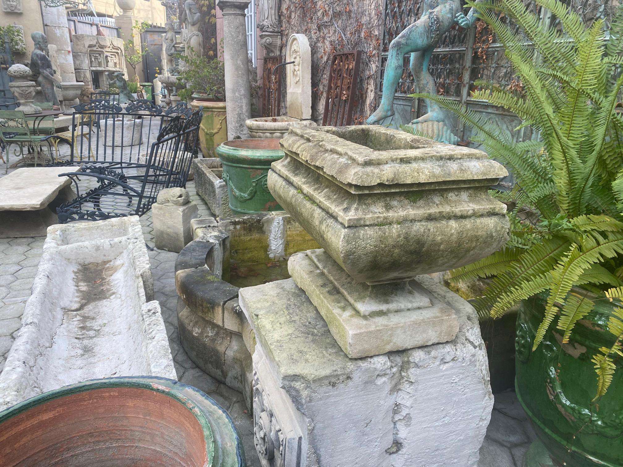 Jardinera de piedra tallada a mano del s. XVII Pieza central de antigüedades decorativas LA Francés en venta