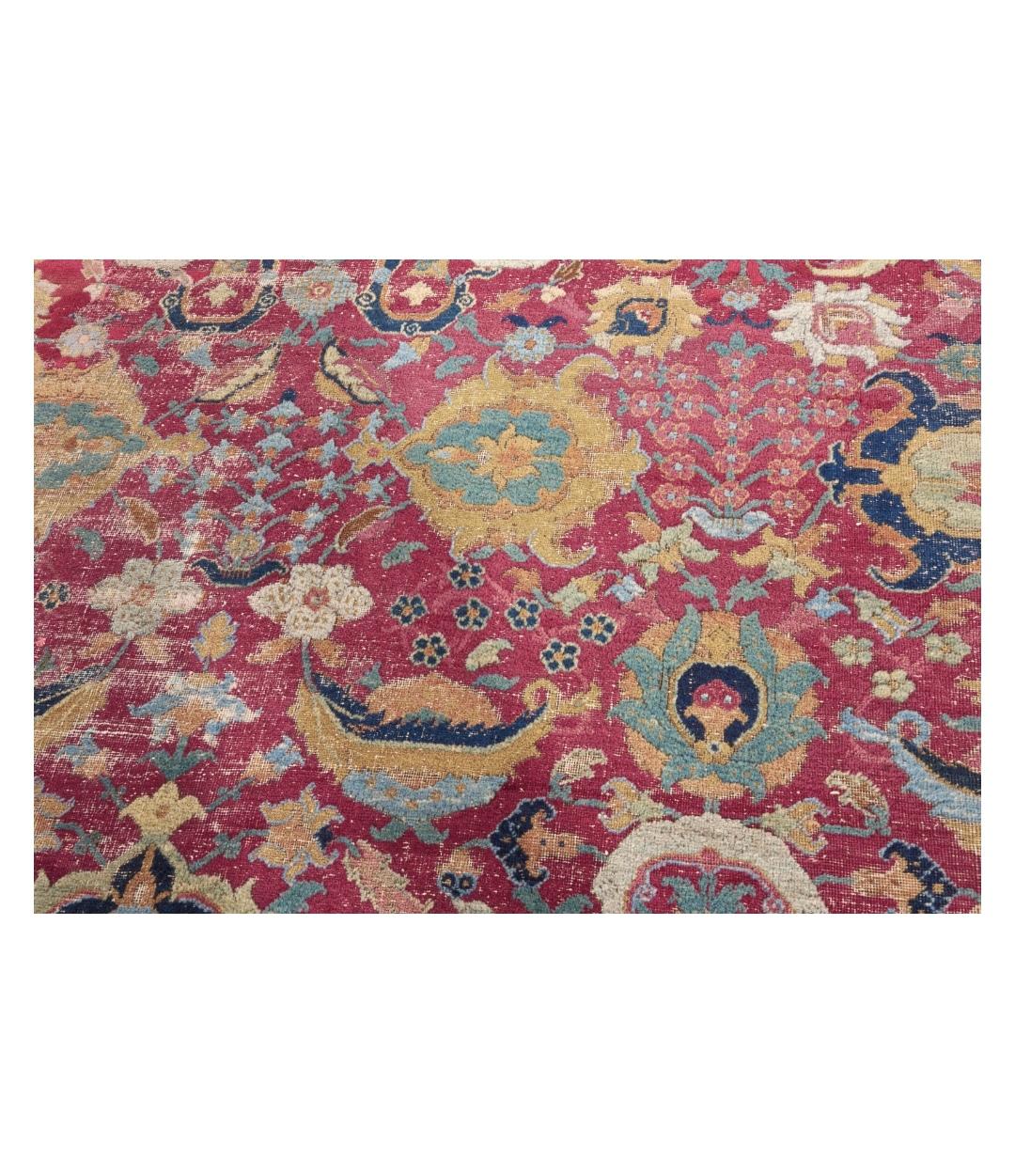 17th C Isfahan Carpet In Fair Condition For Sale In London, GB