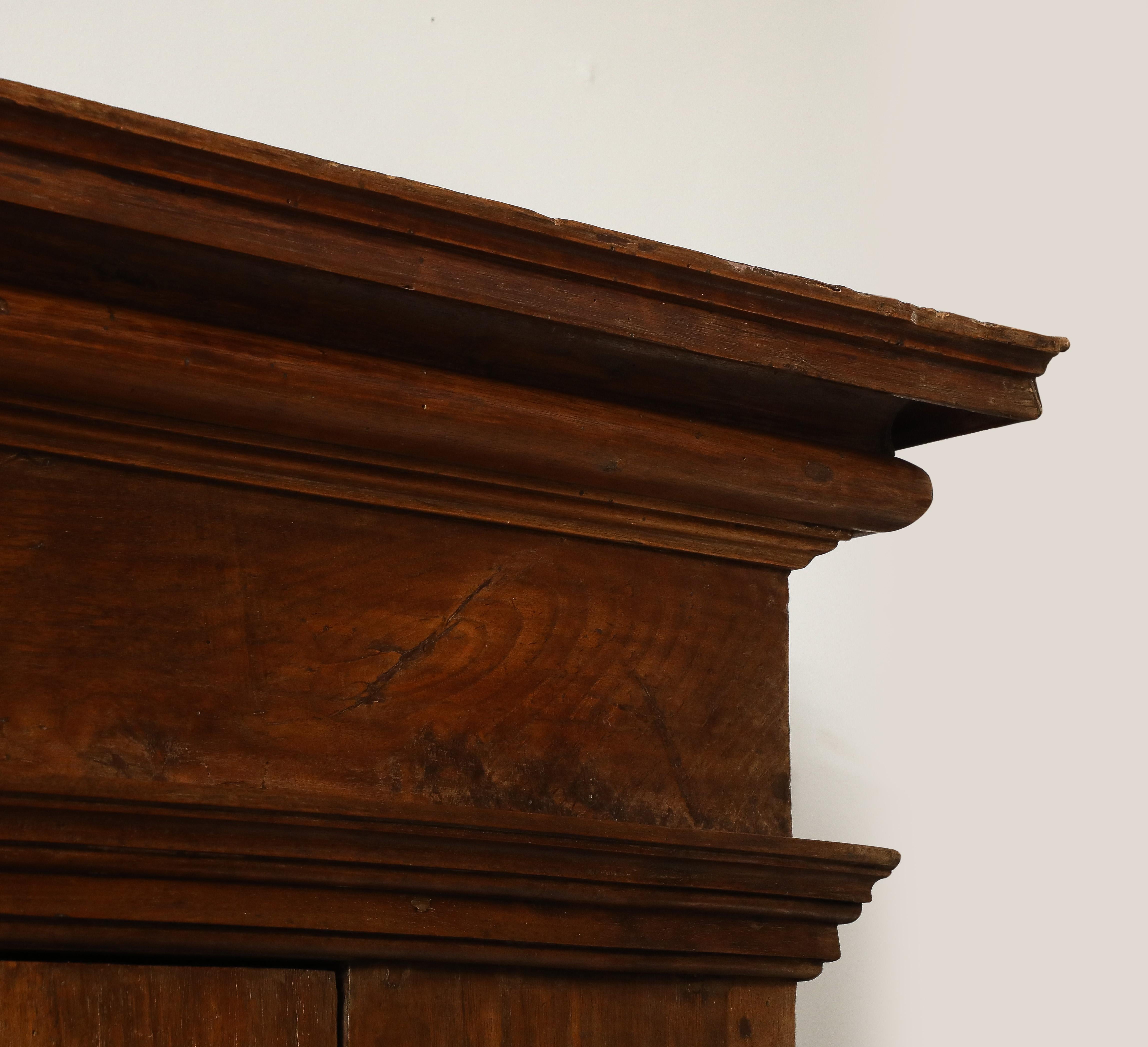 17. Jh. Italienischer Schrank aus toskanischem Nussbaum, Originalschloss und -schlüssel, Originalrückwand im Angebot 2