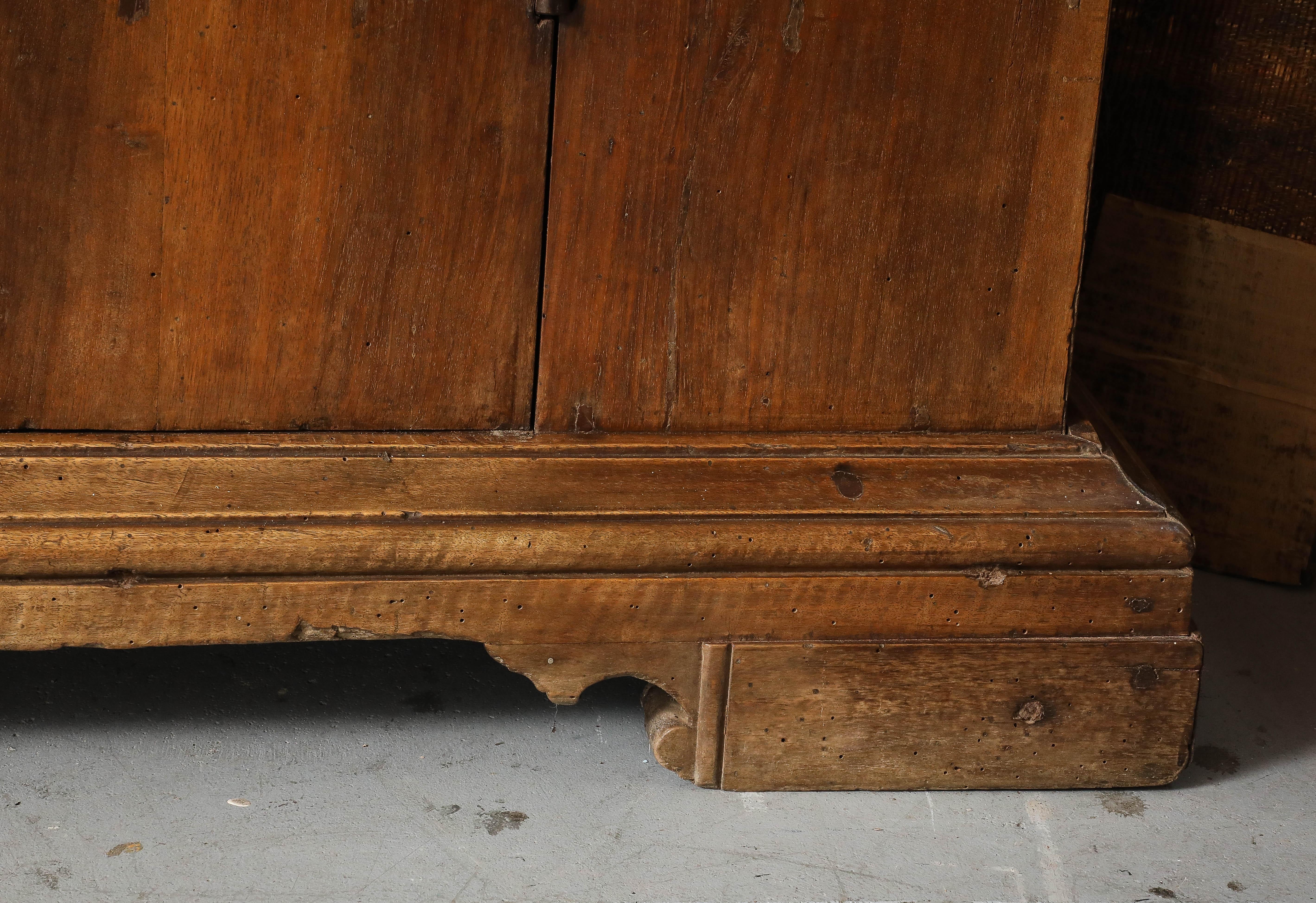 17. Jh. Italienischer Schrank aus toskanischem Nussbaum, Originalschloss und -schlüssel, Originalrückwand im Angebot 3