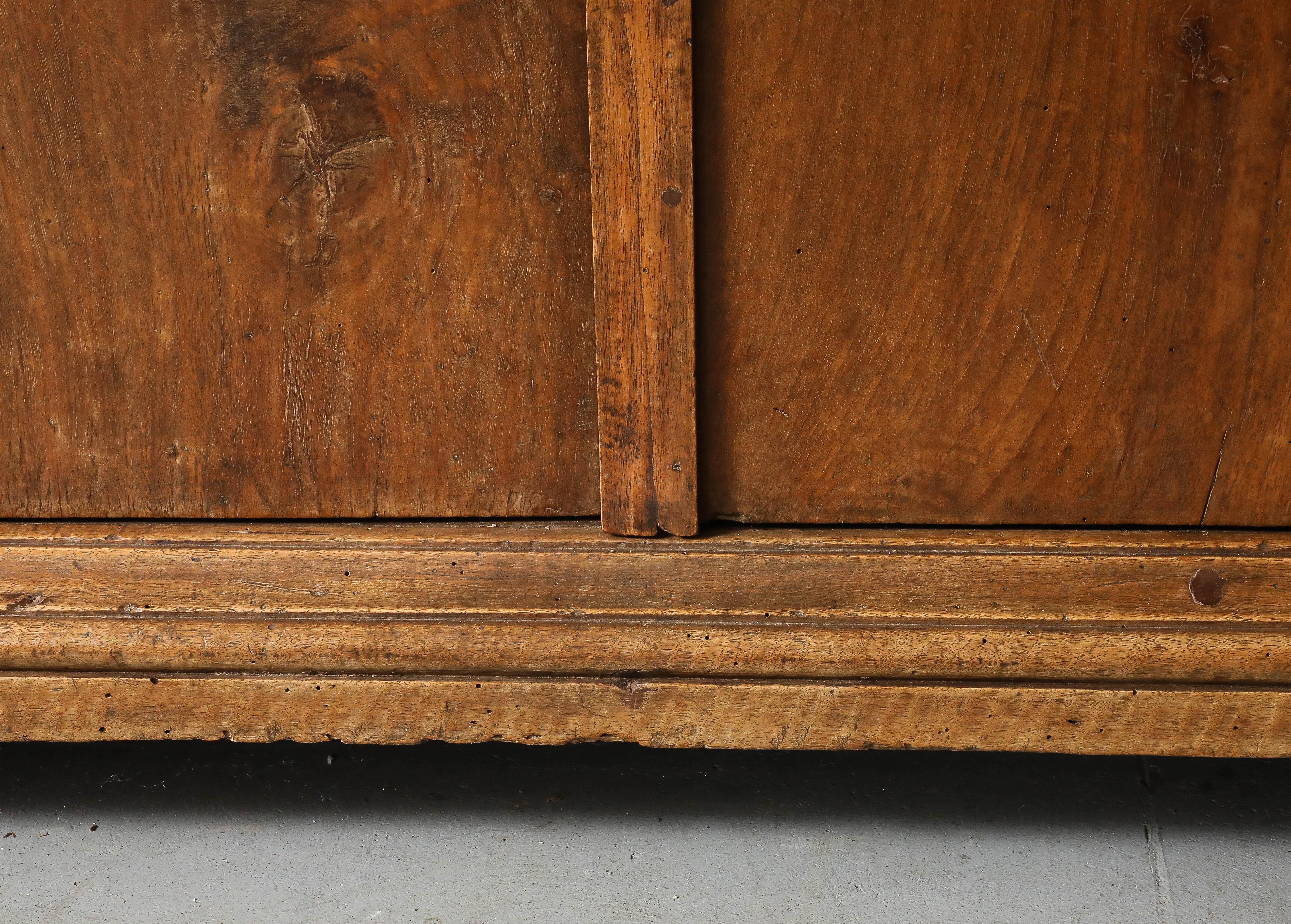 17. Jh. Italienischer Schrank aus toskanischem Nussbaum, Originalschloss und -schlüssel, Originalrückwand im Angebot 4