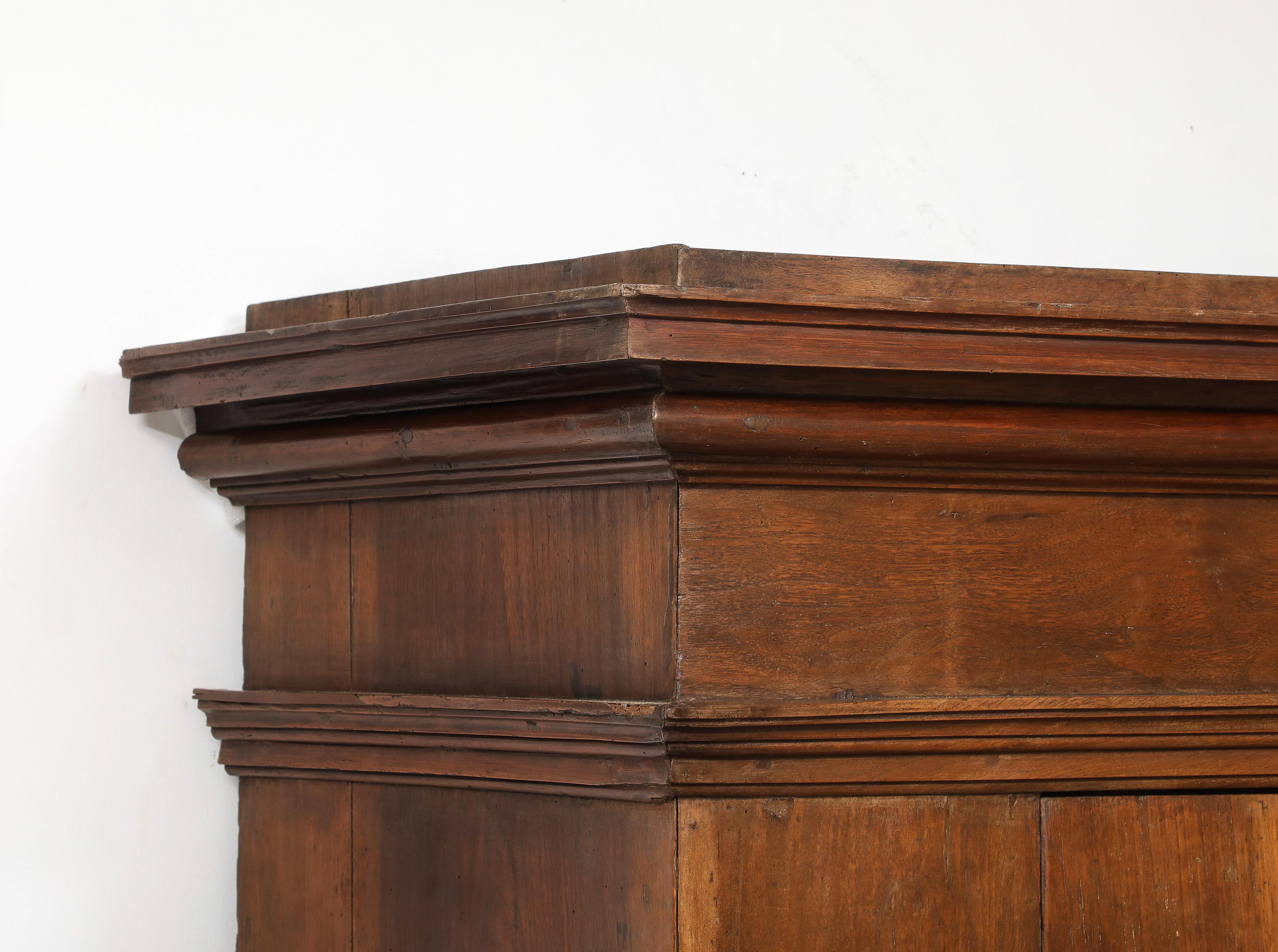 17. Jh. Italienischer Schrank aus toskanischem Nussbaum, Originalschloss und -schlüssel, Originalrückwand im Angebot 7