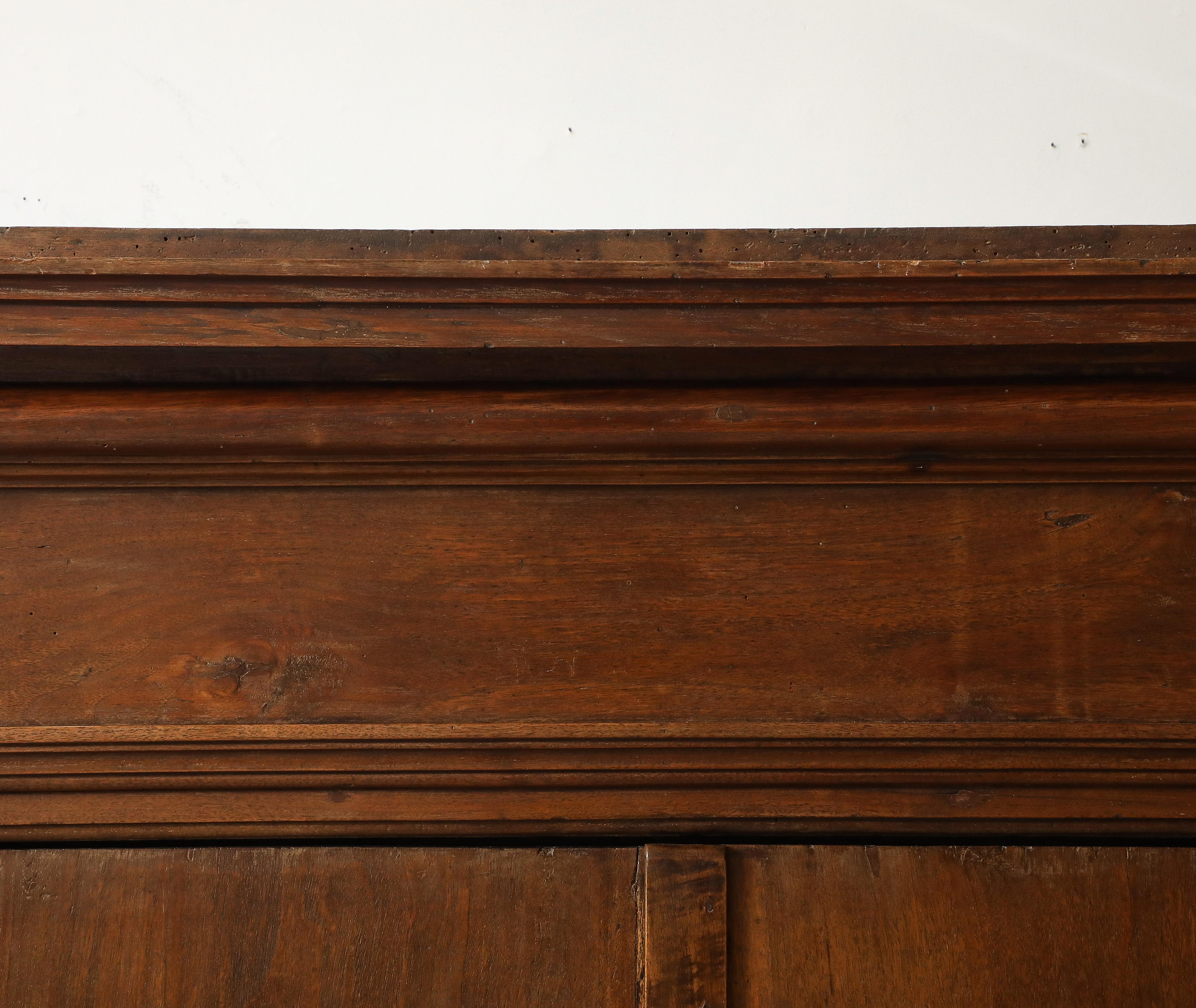 17. Jh. Italienischer Schrank aus toskanischem Nussbaum, Originalschloss und -schlüssel, Originalrückwand im Angebot 6