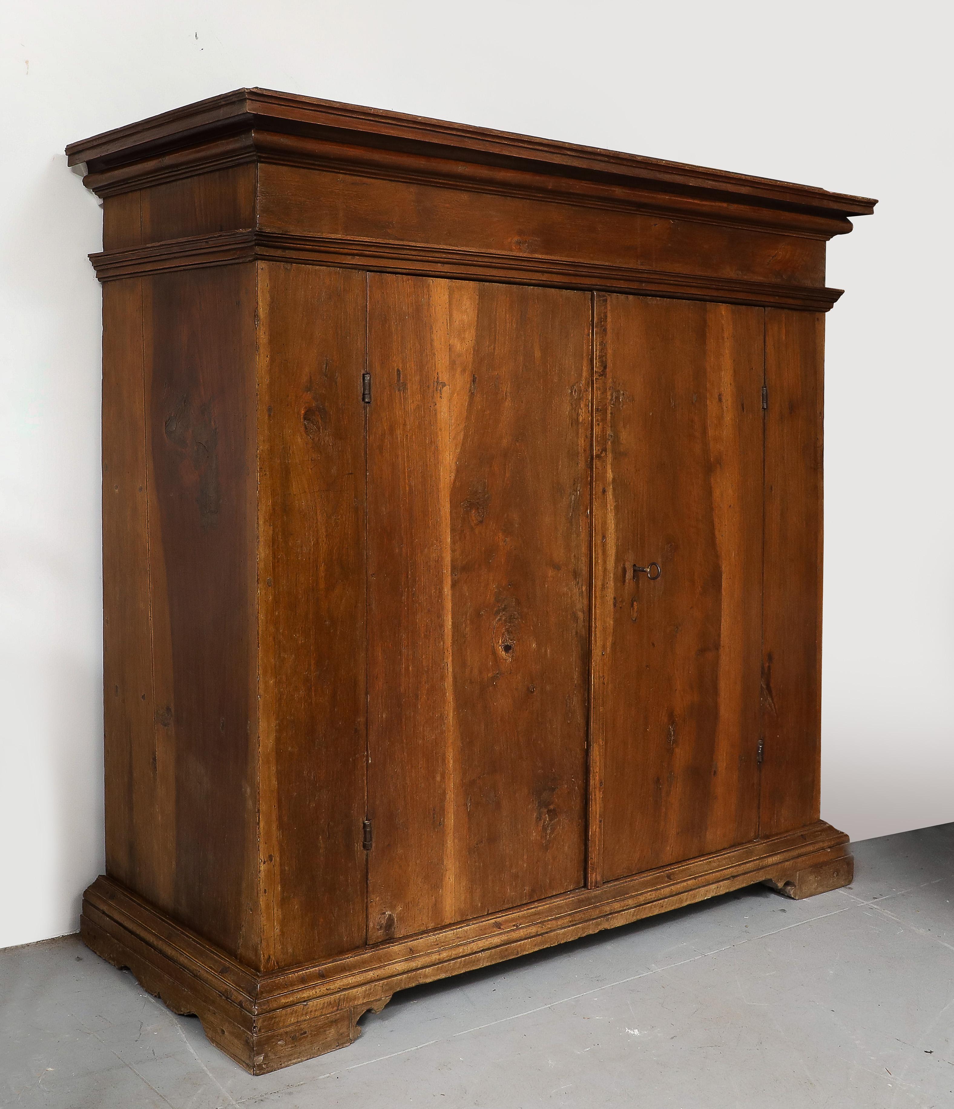 17. Jh. Italienischer Schrank aus toskanischem Nussbaum, Originalschloss und -schlüssel, Originalrückwand (Renaissance) im Angebot