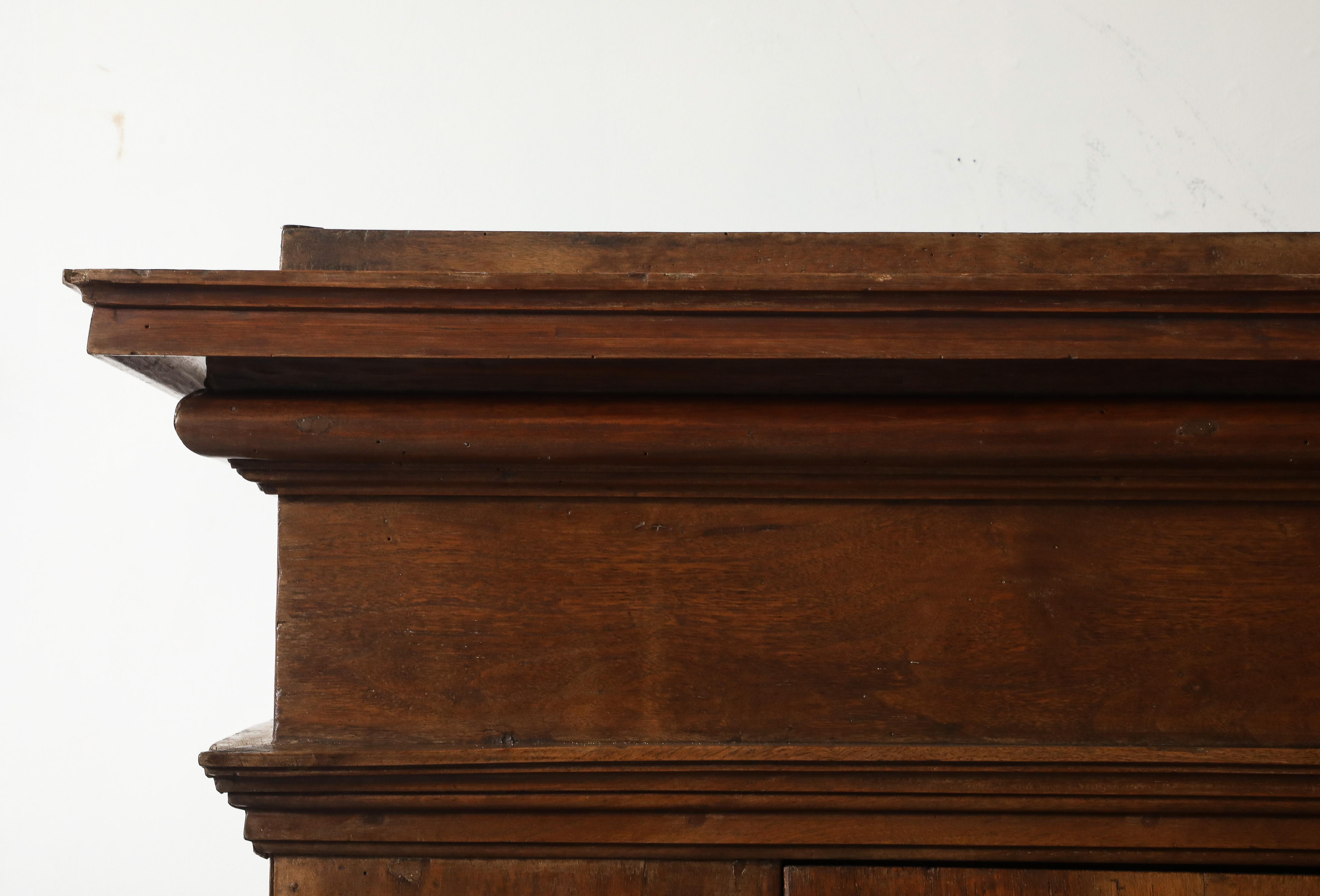 17. Jh. Italienischer Schrank aus toskanischem Nussbaum, Originalschloss und -schlüssel, Originalrückwand (Handgefertigt) im Angebot