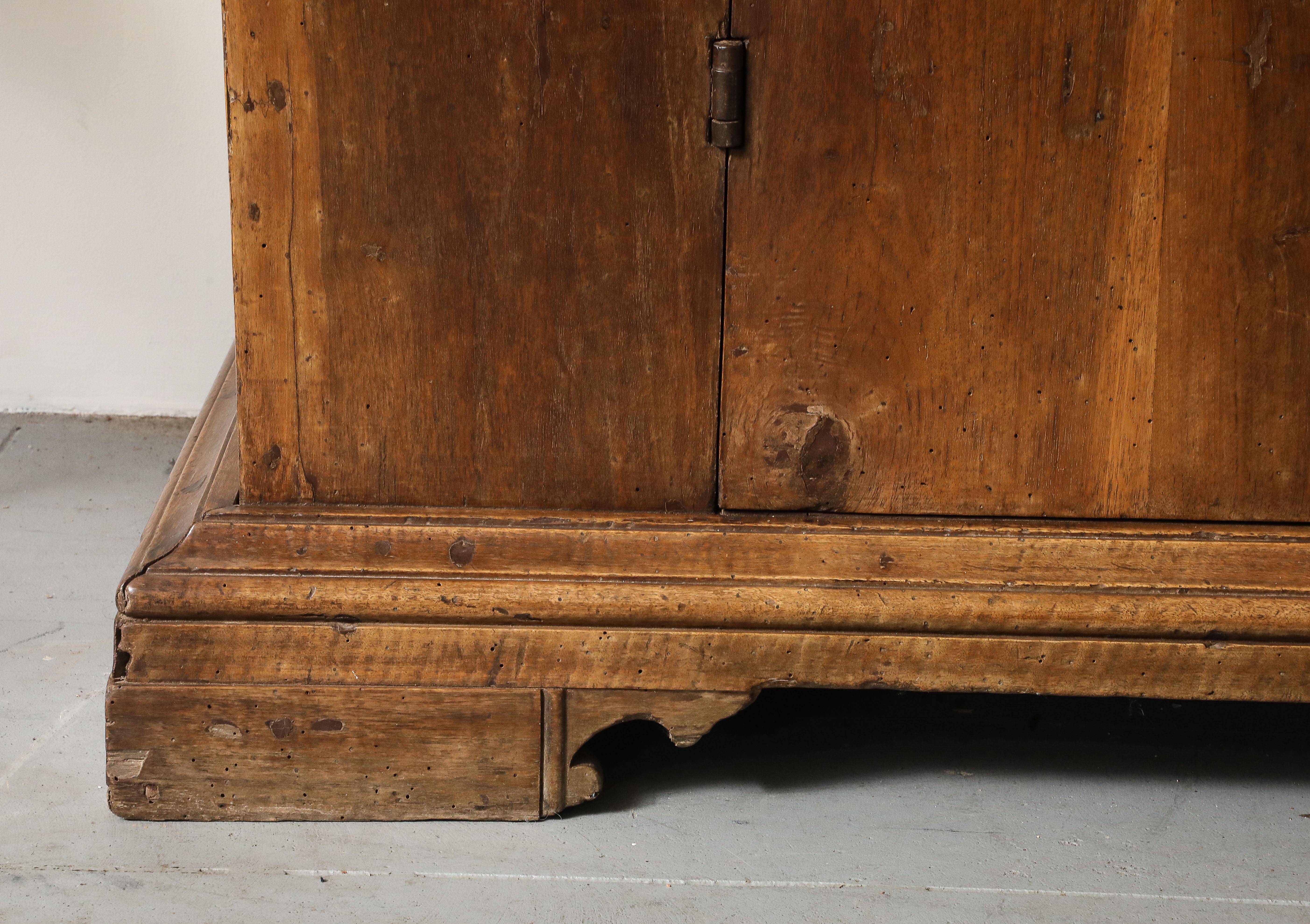 17. Jh. Italienischer Schrank aus toskanischem Nussbaum, Originalschloss und -schlüssel, Originalrückwand im Angebot 5