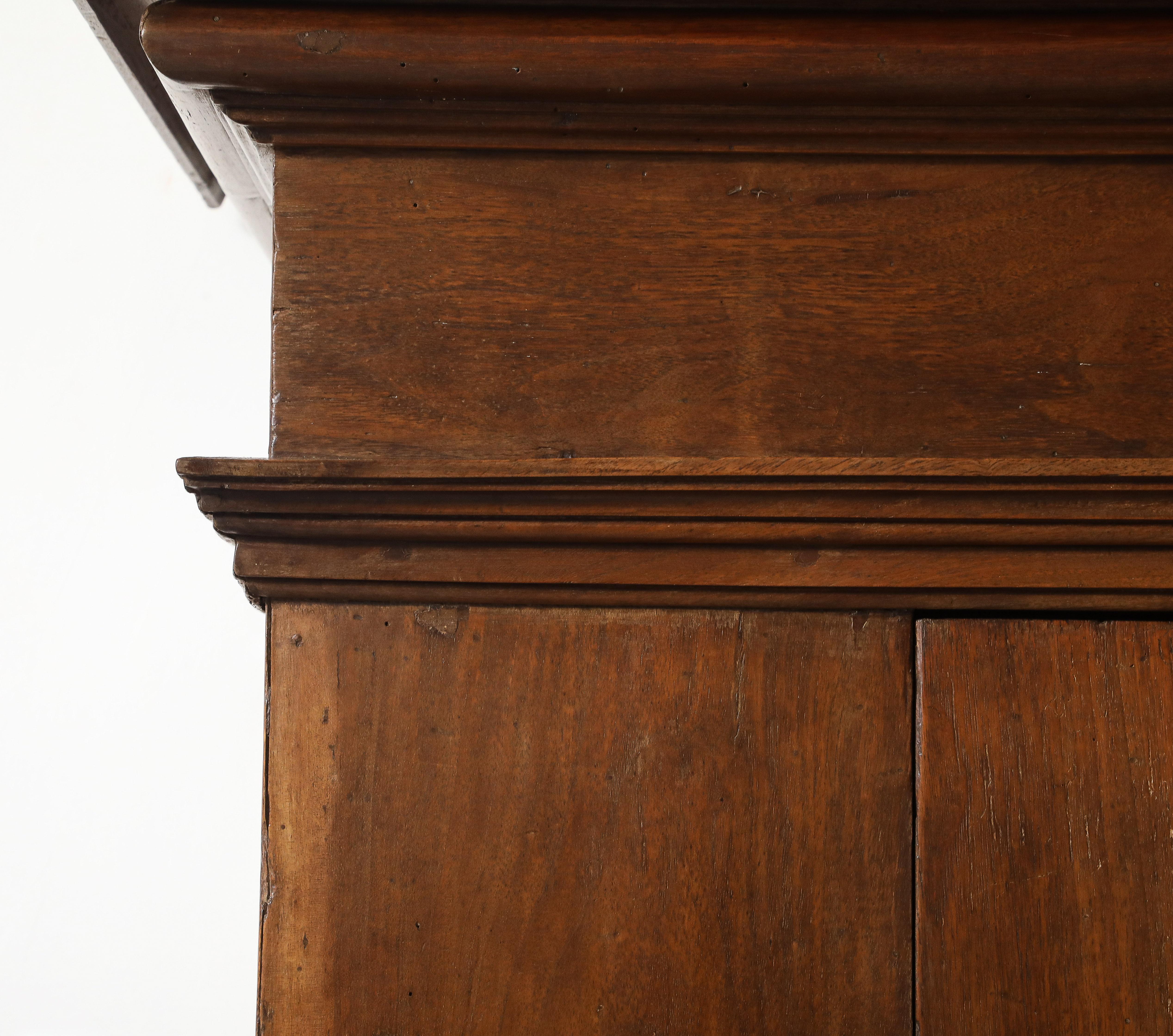 17. Jh. Italienischer Schrank aus toskanischem Nussbaum, Originalschloss und -schlüssel, Originalrückwand im Zustand „Gut“ im Angebot in Brooklyn, NY