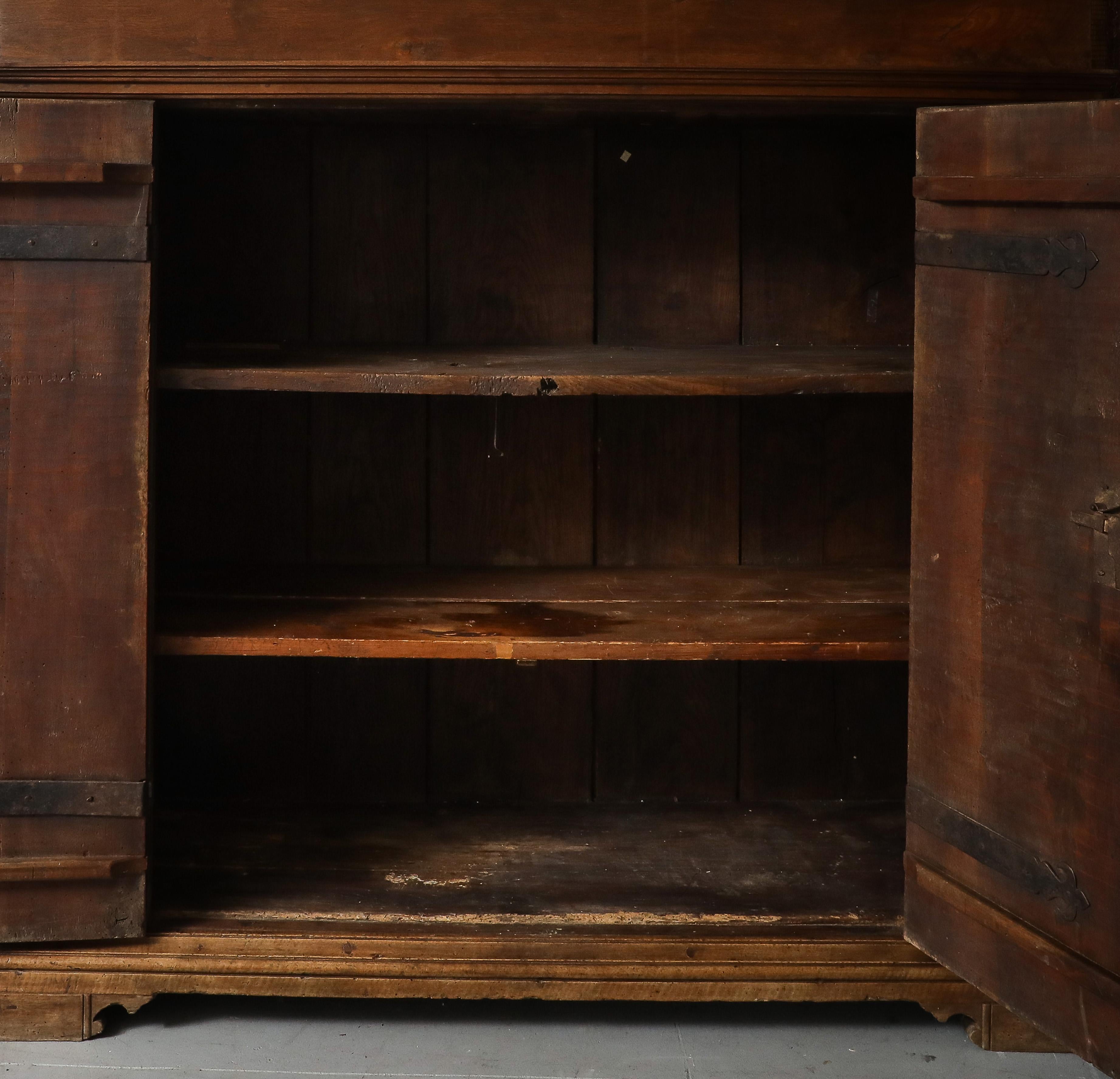 17. Jh. Italienischer Schrank aus toskanischem Nussbaum, Originalschloss und -schlüssel, Originalrückwand (18. Jahrhundert und früher) im Angebot
