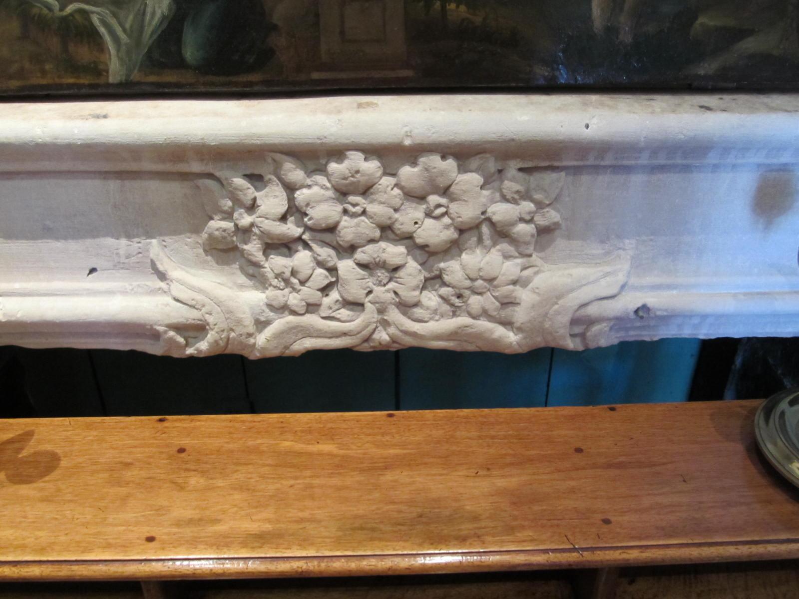 Chateau-Kaminsims aus handgeschnitztem Stein im Louis XIV.-Stil aus dem 17. Jahrhundert mit Kaminsims in Los Angeles im Angebot 6