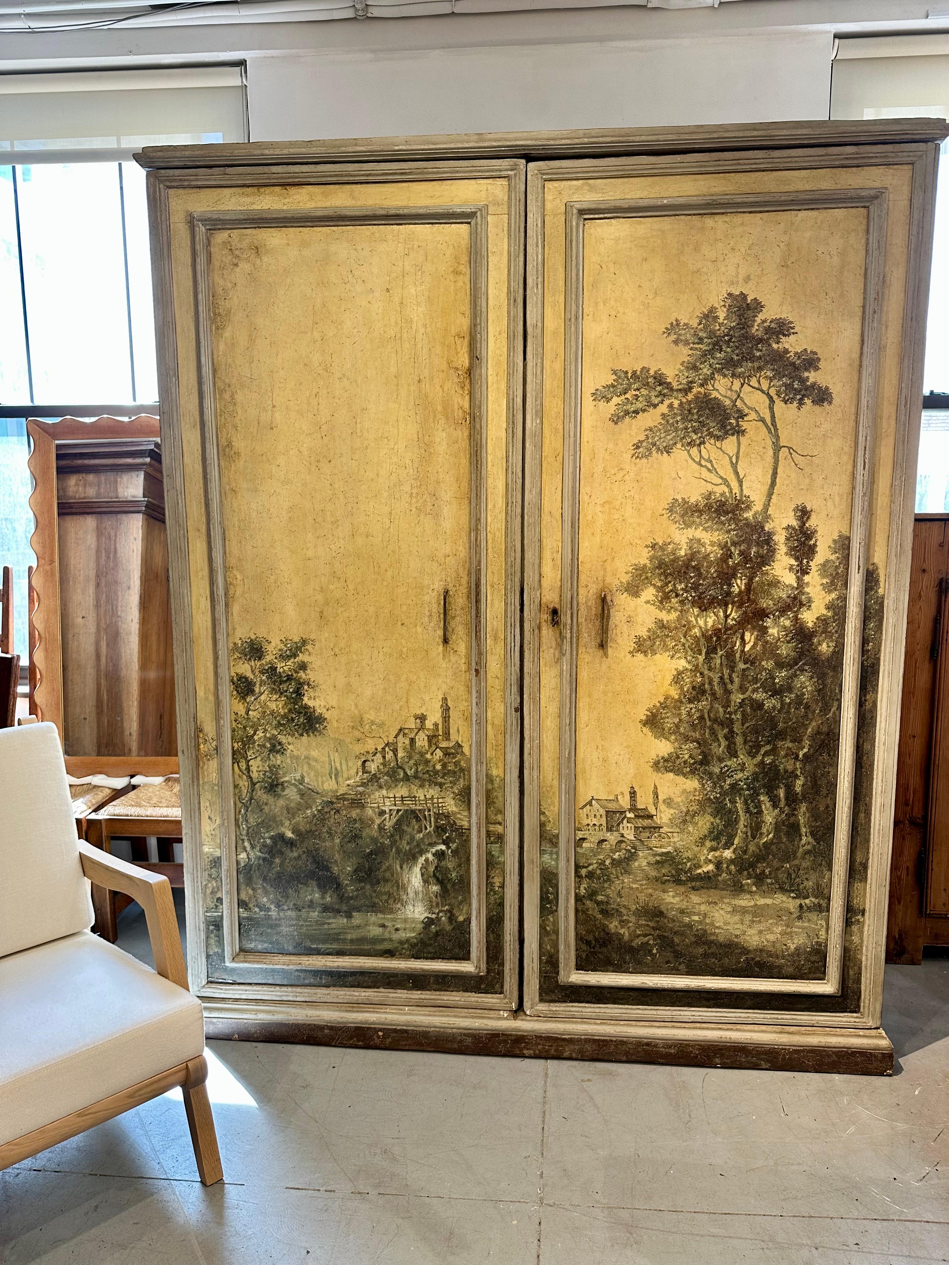 Dieser Schrank, ein einzigartiger Fund in einer Villa auf einem Hügel in Turin, befindet sich seit seiner Entstehung im selben Haus und ist daher in einem bemerkenswert guten Zustand.  Die Zeichnungen und Gemälde sind großartig, ein einzigartiges