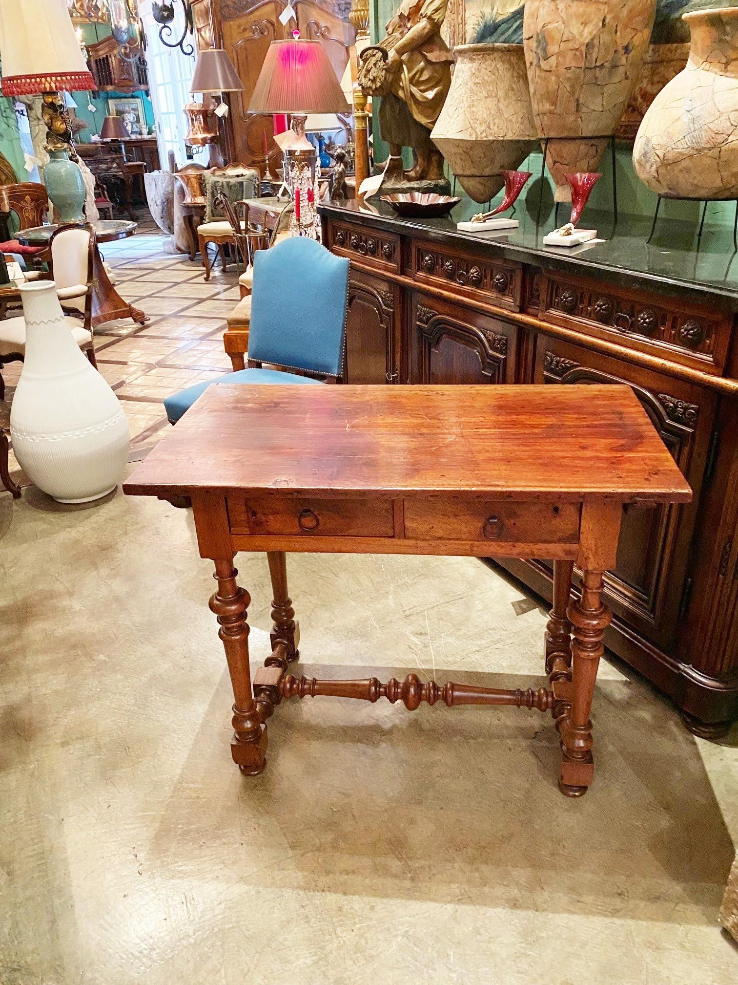 Mesa auxiliar provenzal antigua del siglo XVII tallada a mano Cajones de escritorio de nogal Granja LA CA . Preciosa mesa continental provenzal del siglo XVII-XVIII en madera de nogal y frutal con cajones centrales. Estas mesas se utilizaban en el