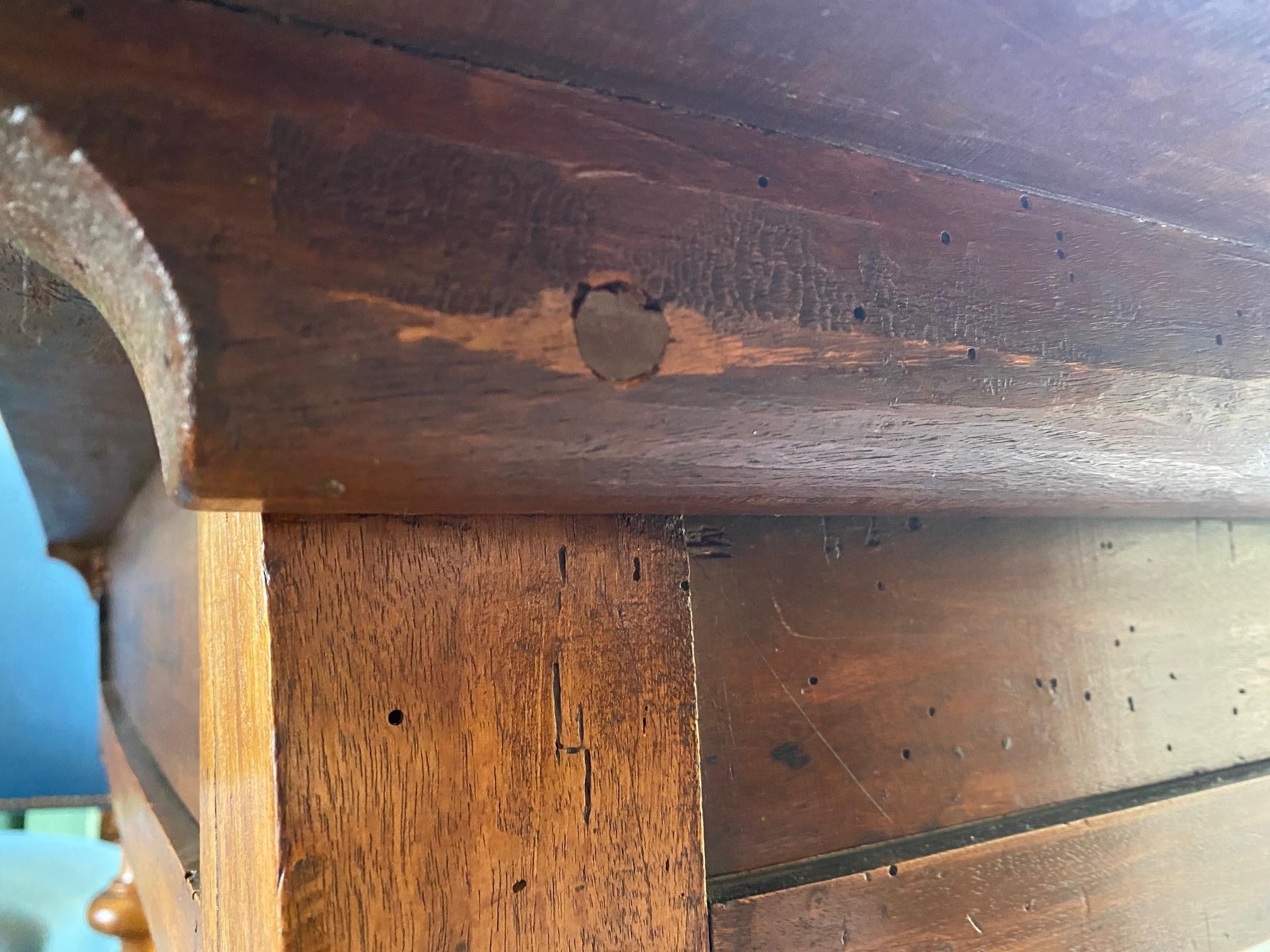 C. XVII Provenzal Tallada a Mano Antigua Mesa Auxiliar Escritorio Nogal Cajones Granja LA CA en venta 8