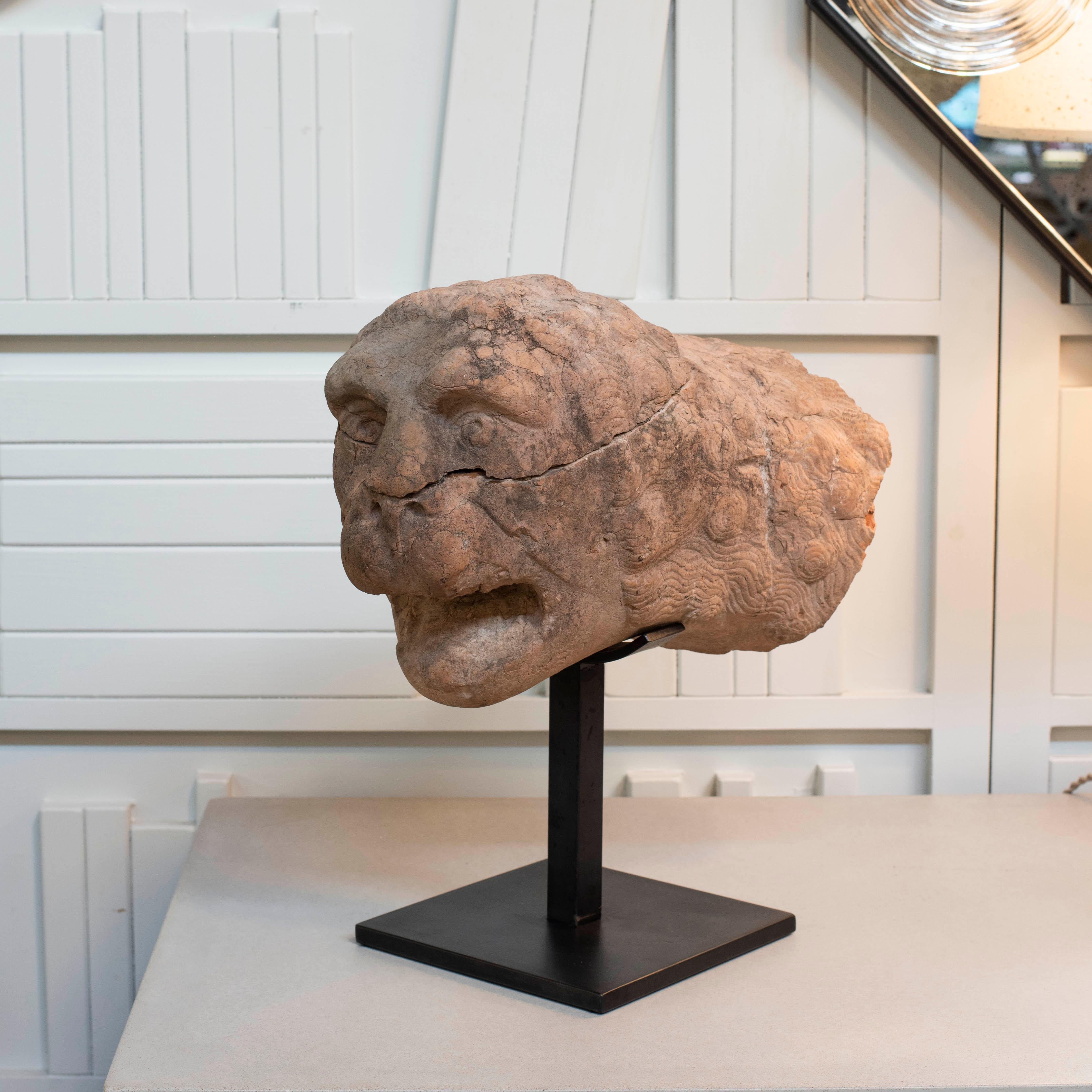 Intagliato a mano Frammento di testa di leone in stile romanico Rosso Verona del XVII secolo in vendita