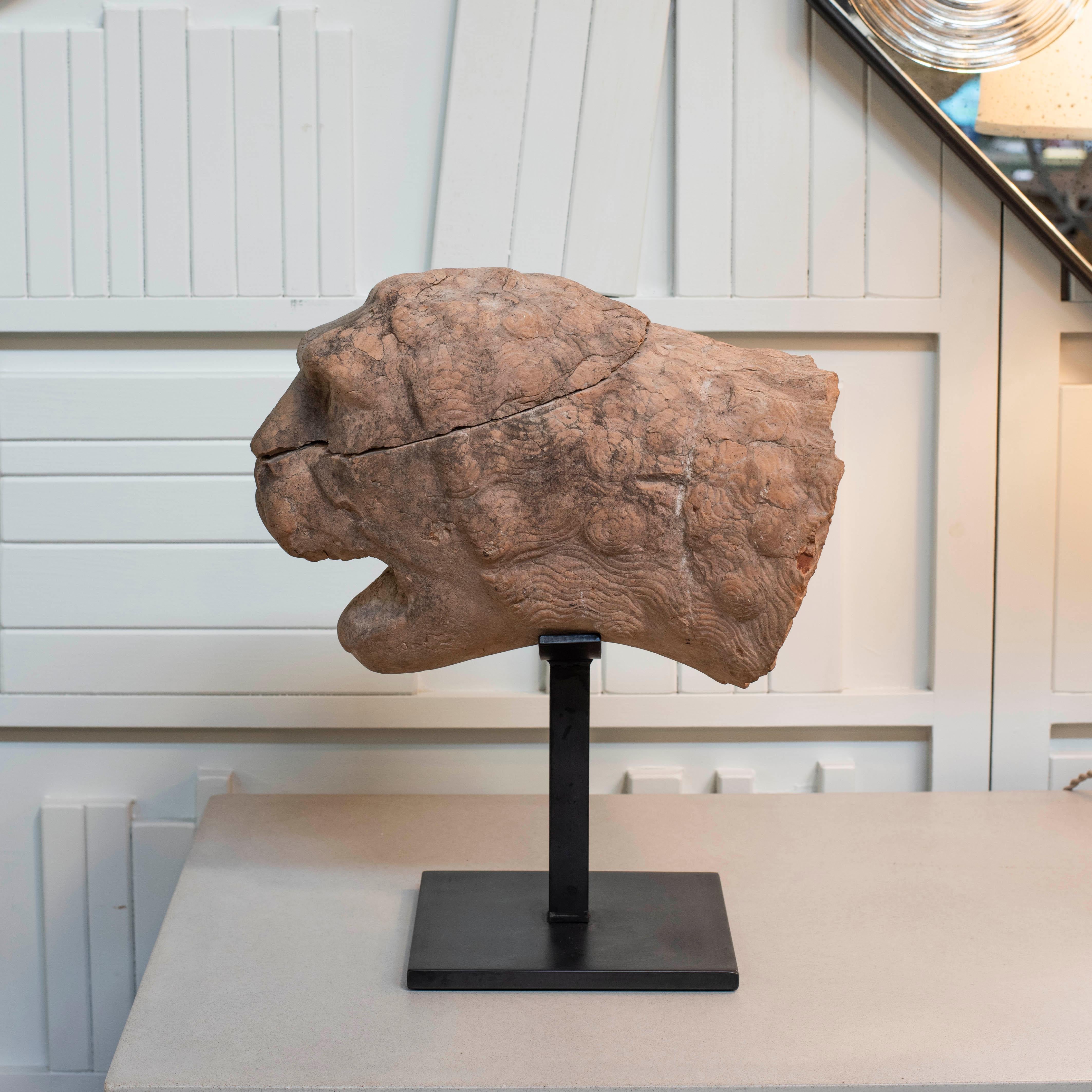 Frammento di testa di leone in stile romanico Rosso Verona del XVII secolo In condizioni deteriorate in vendita a Kent, CT