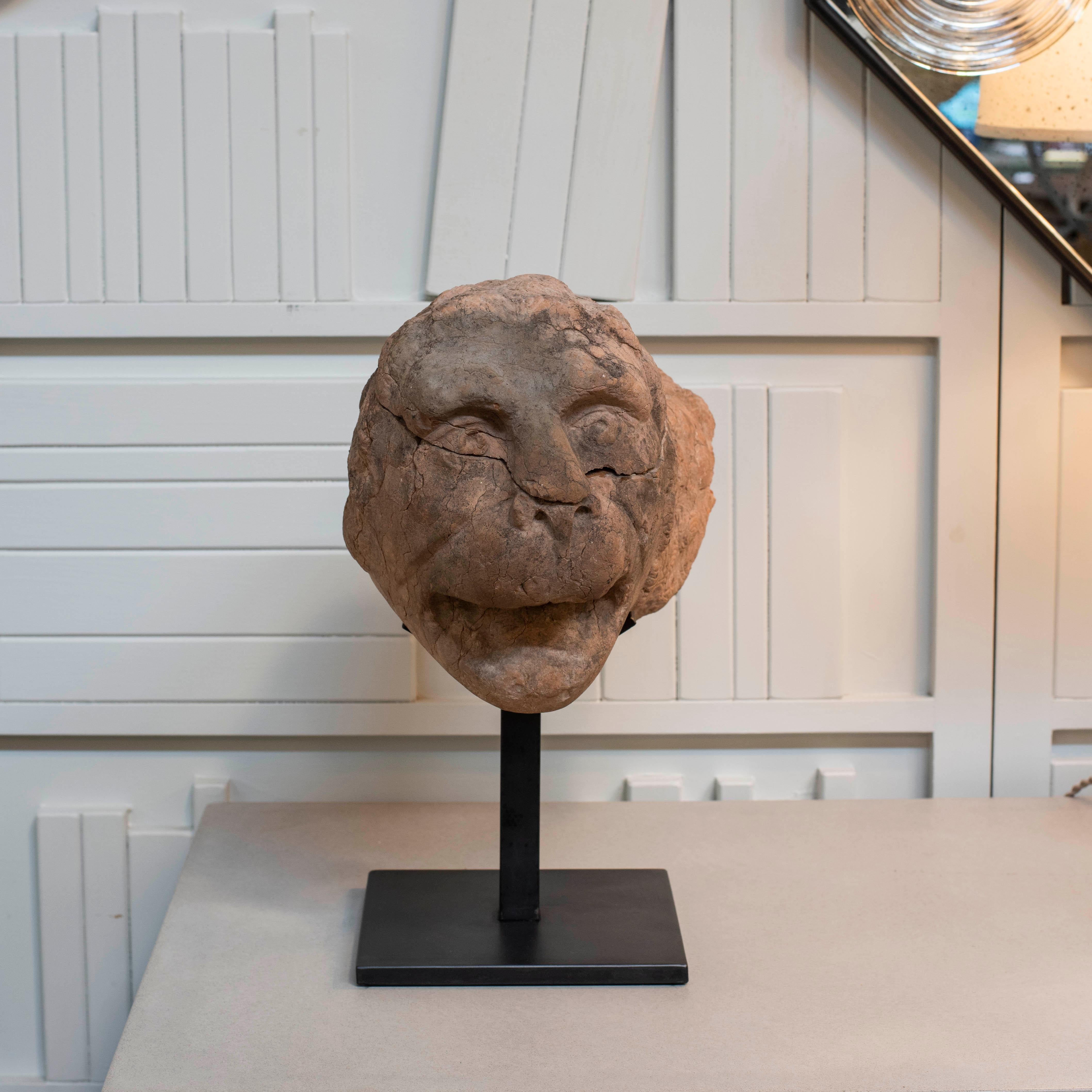 Frammento di testa di leone in stile romanico Rosso Verona del XVII secolo in vendita 1