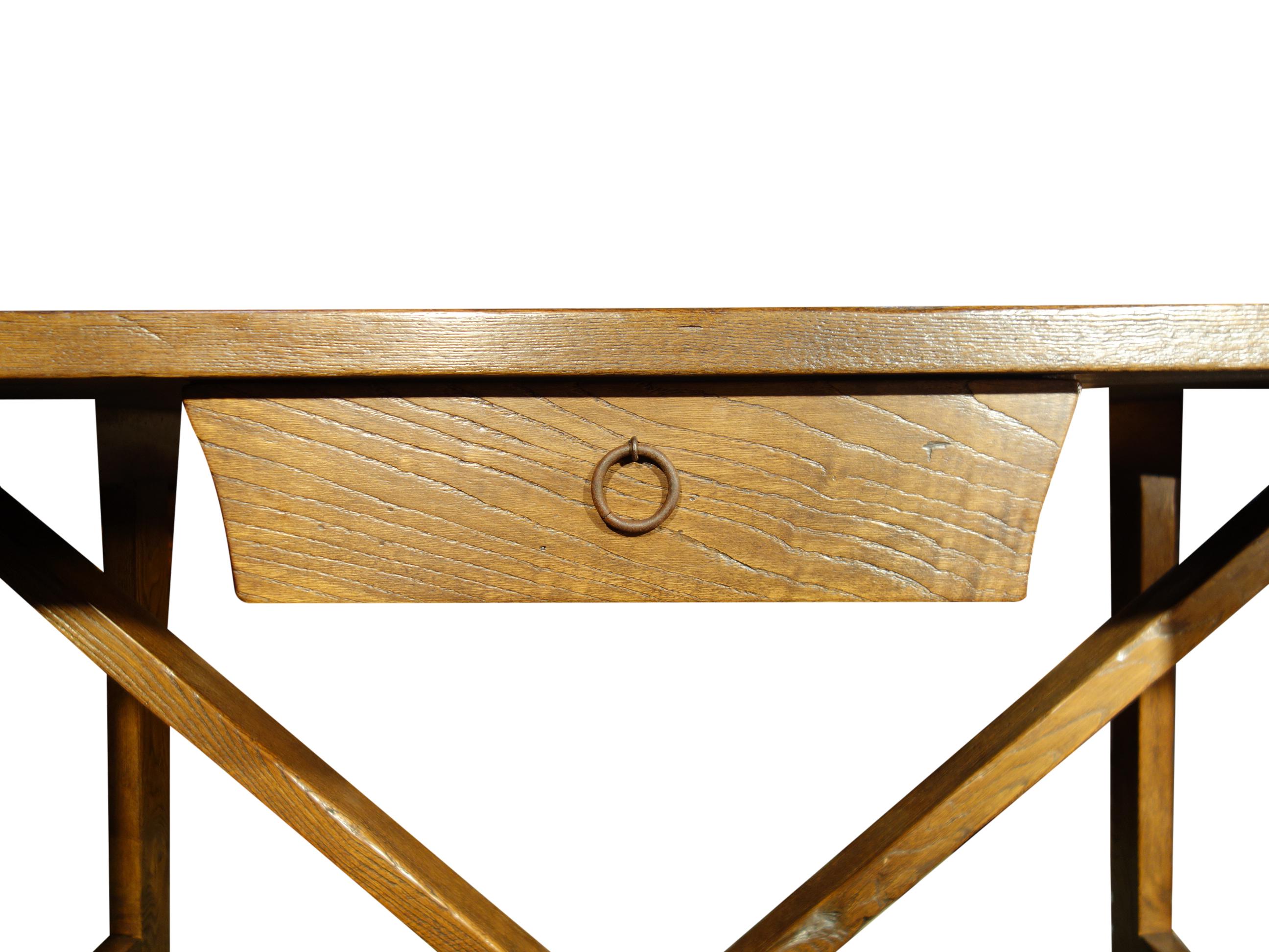 Ligne de table CAPRETTA - notre table rustique de style réfectoire italien du 17e siècle avec tiroir, fabriquée à la main en vieux châtaignier avec une surface lisse et brossée pour accentuer le grain et une laque Renaissance classique - disponible