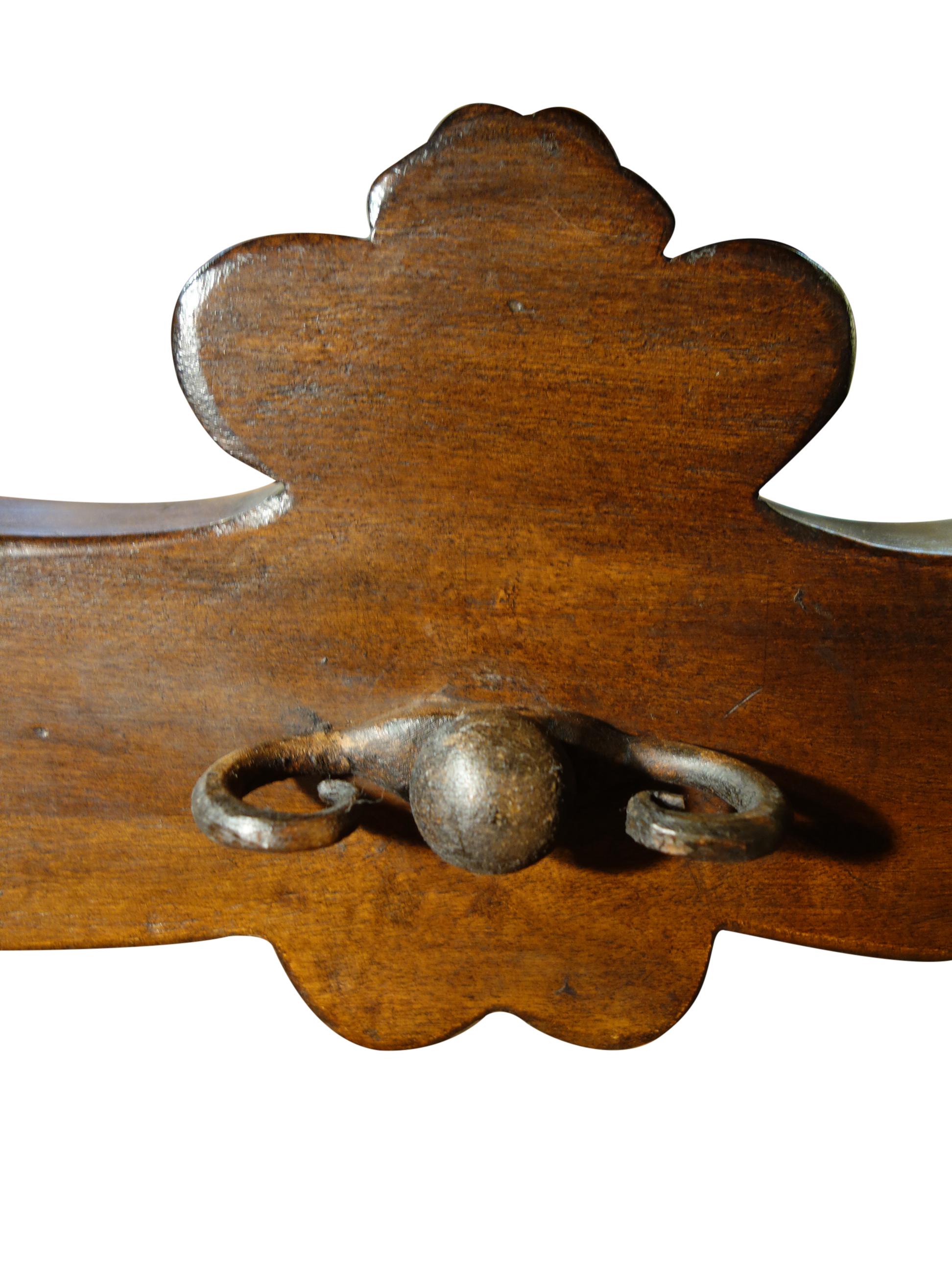 Fer Table de réfectoire italienne du 17ème siècle en noyer finition gomme-laque foncée, en stock en vente