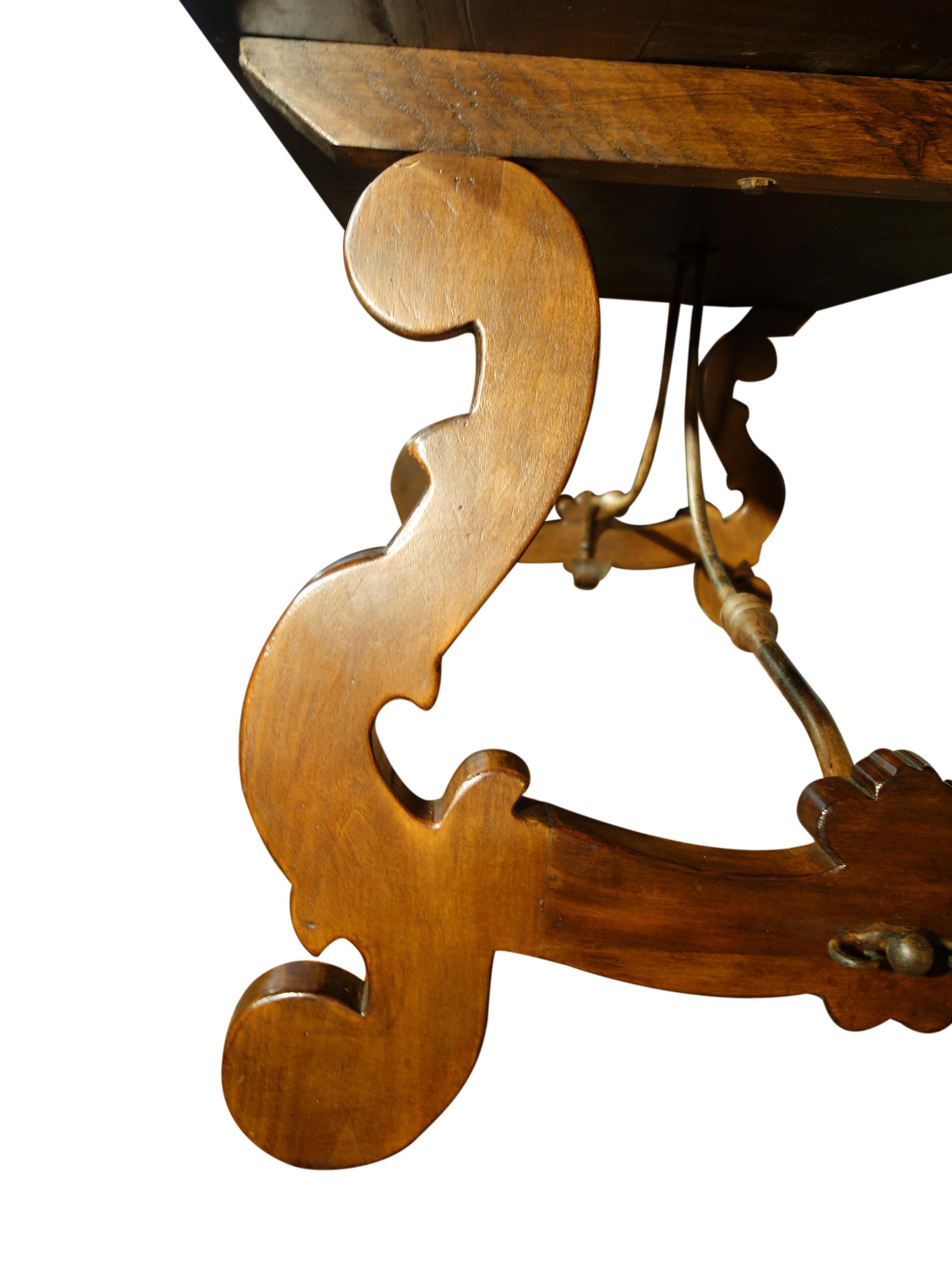 Table de réfectoire italienne du 17ème siècle en noyer finition gomme-laque foncée, en stock en vente 1