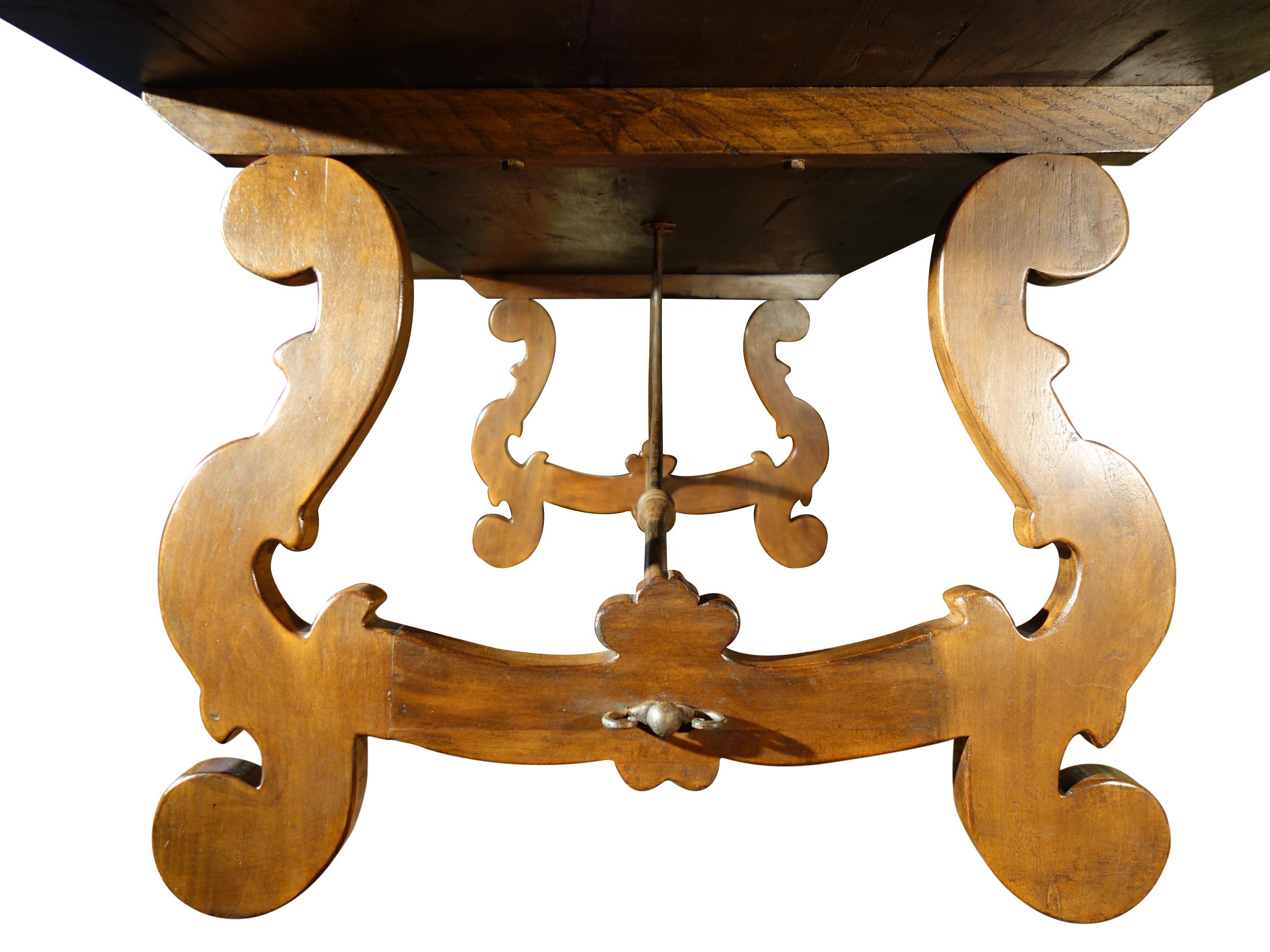 Table de réfectoire italienne du 17ème siècle en noyer finition gomme-laque foncée, en stock en vente 2