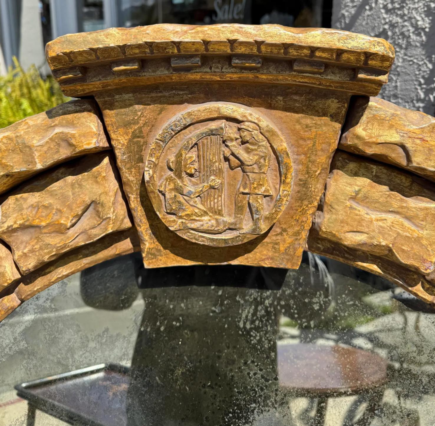 Américain Miroir à frise en bois doré de château romain du 17e siècle par Gustav Carroll en vente