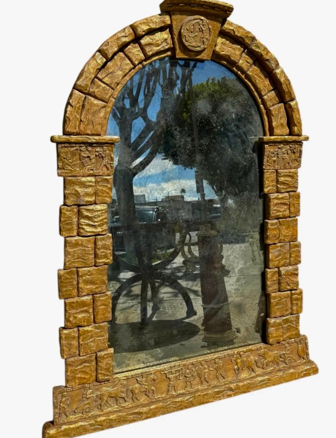 Miroir à frise en bois doré de château romain du 17e siècle par Gustav Carroll Bon état - En vente à LOS ANGELES, CA