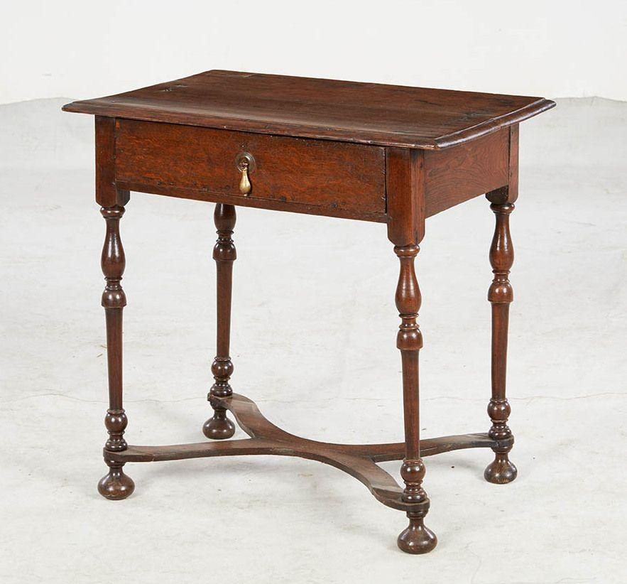 Élégante table d'appoint en chêne anglais du début du XVIIIe siècle, d'époque William and Mary, le plateau mouluré au pouce sur un tiroir unique avec une tirette en forme de goutte d'eau, sur des pieds tournés en trompette joints par un brancard