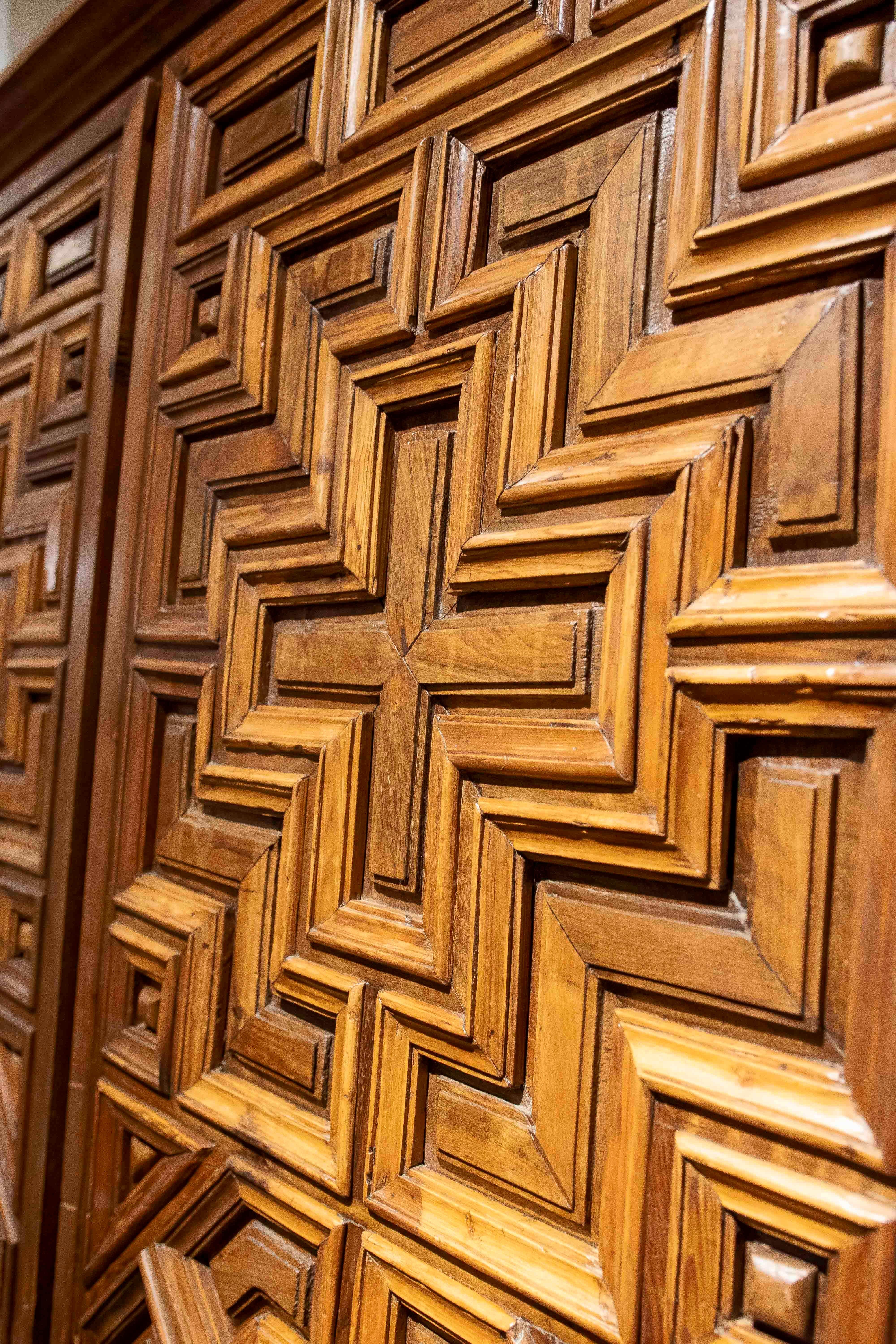 17th Carved Wooden Door with Mudejar Geometric Motif and Central Emblem For Sale 6