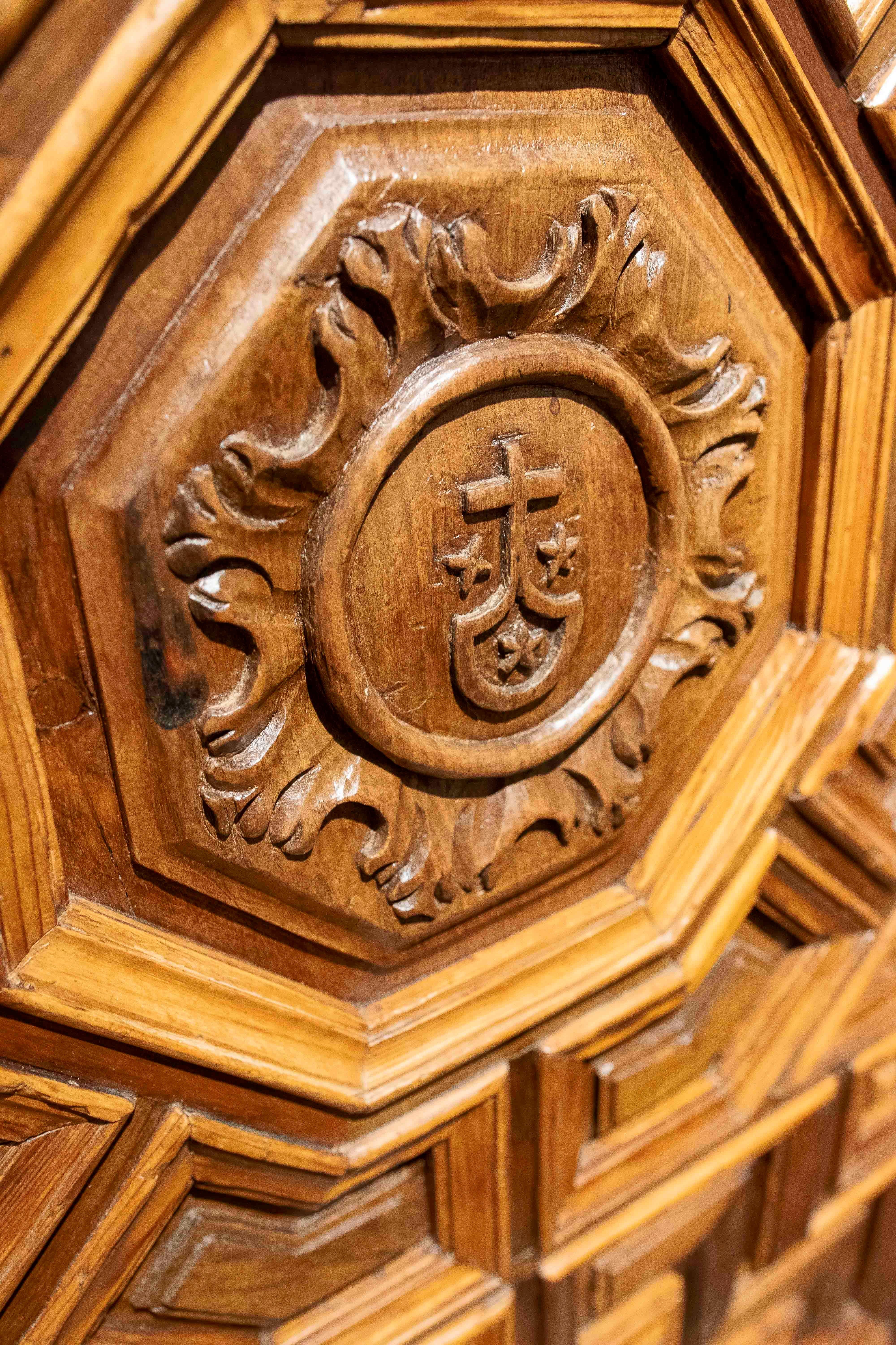 17th Carved Wooden Door with Mudejar Geometric Motif and Central Emblem For Sale 8