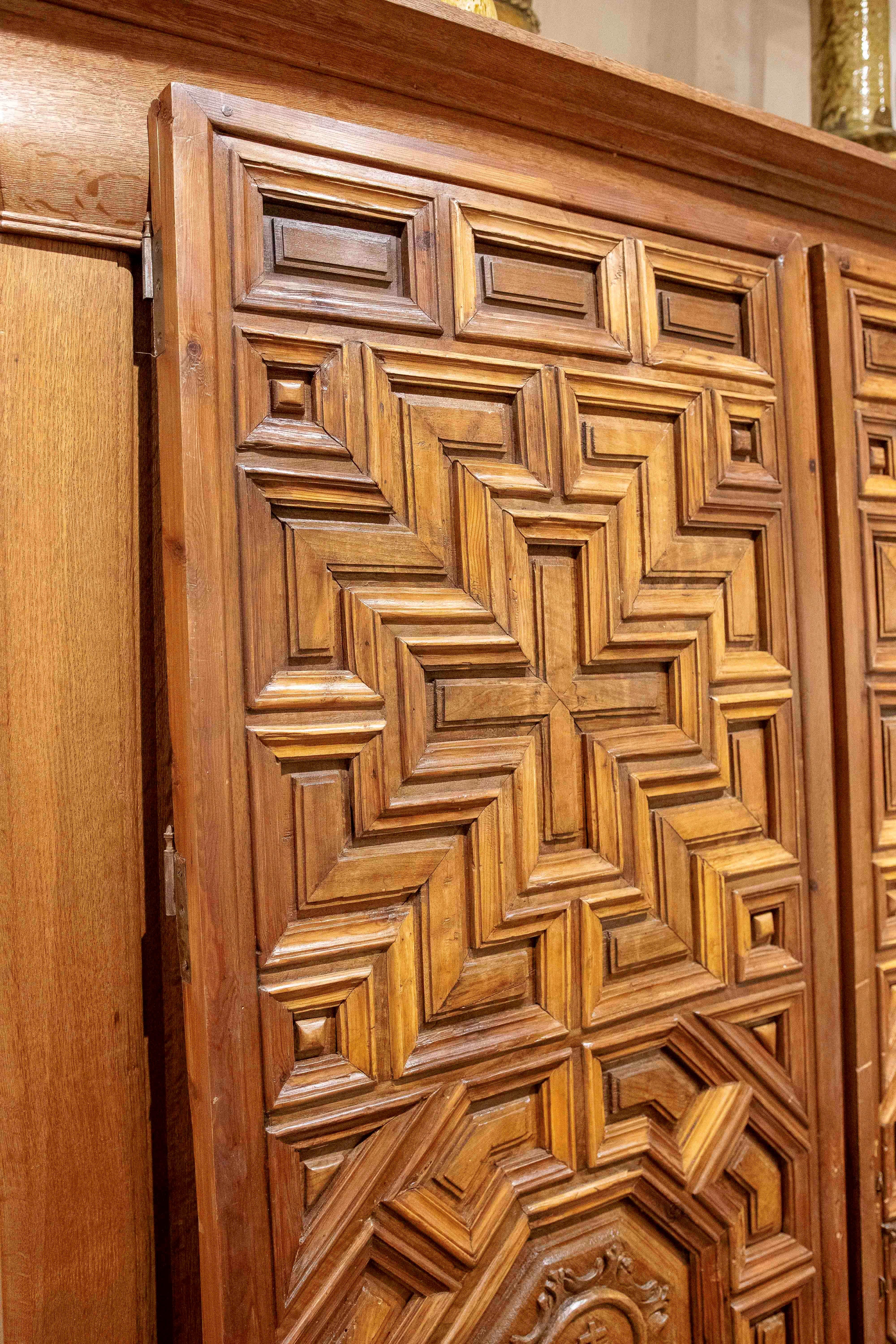 Spanish 17th Carved Wooden Door with Mudejar Geometric Motif and Central Emblem For Sale